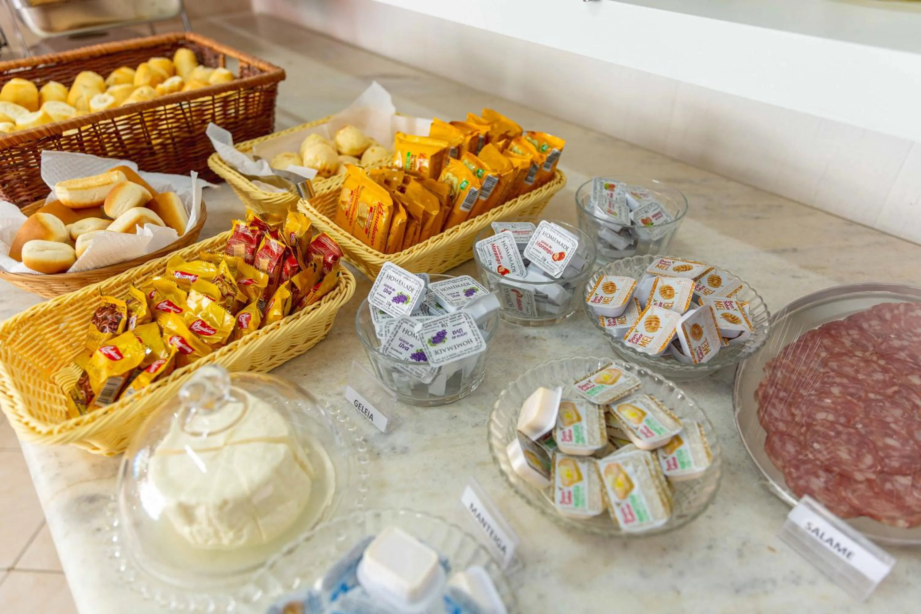 Buffet breakfast in Pousada Sol da Enseada Guarujá Inn - Piscina Aquecida