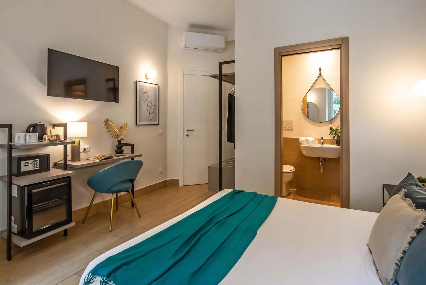 TV and multimedia, Bed in 94Rooms Vatican Guest House - Vigliena