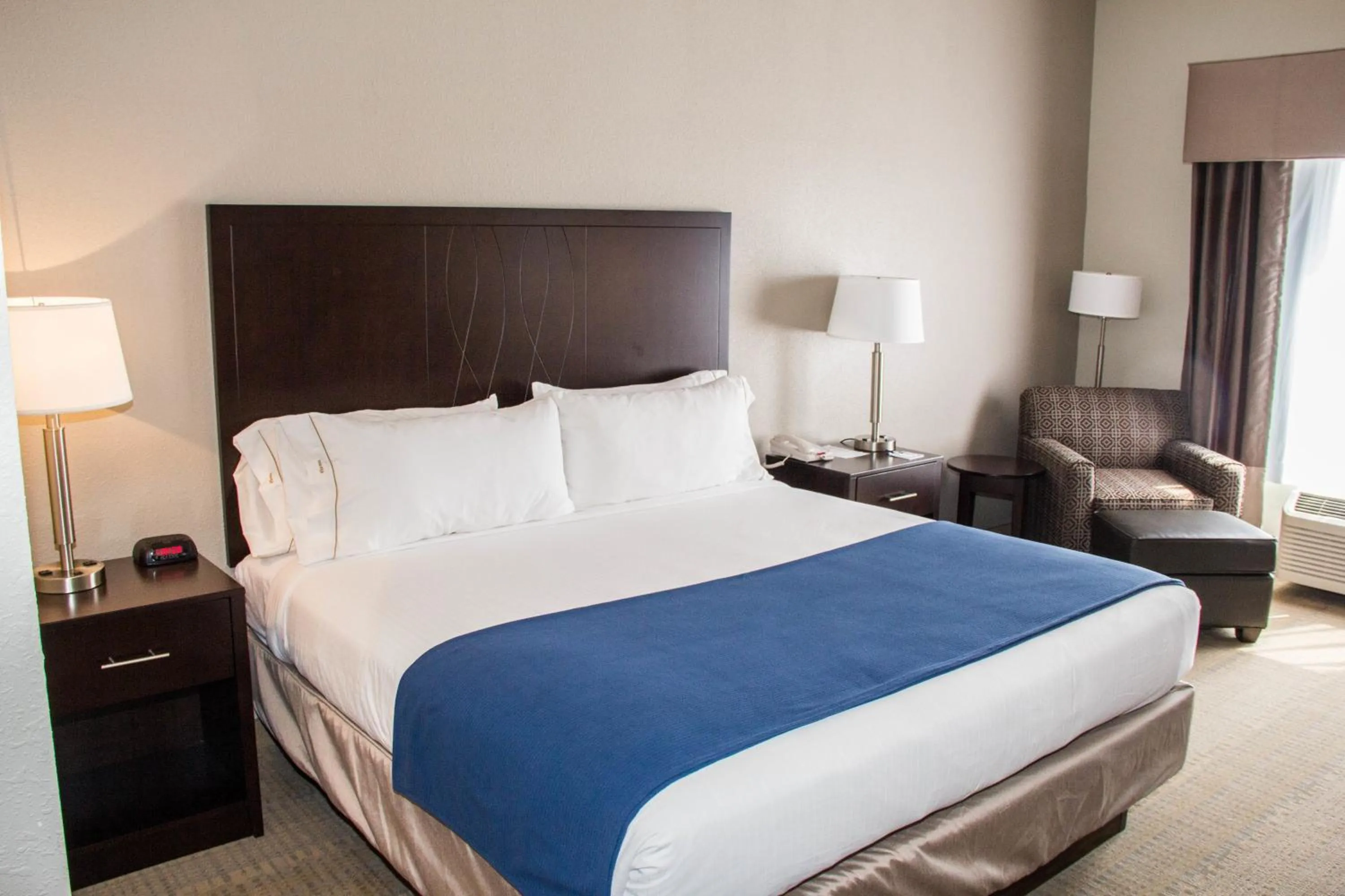 Bedroom, Bed in Holiday Inn Express and Suites Sikeston by IHG
