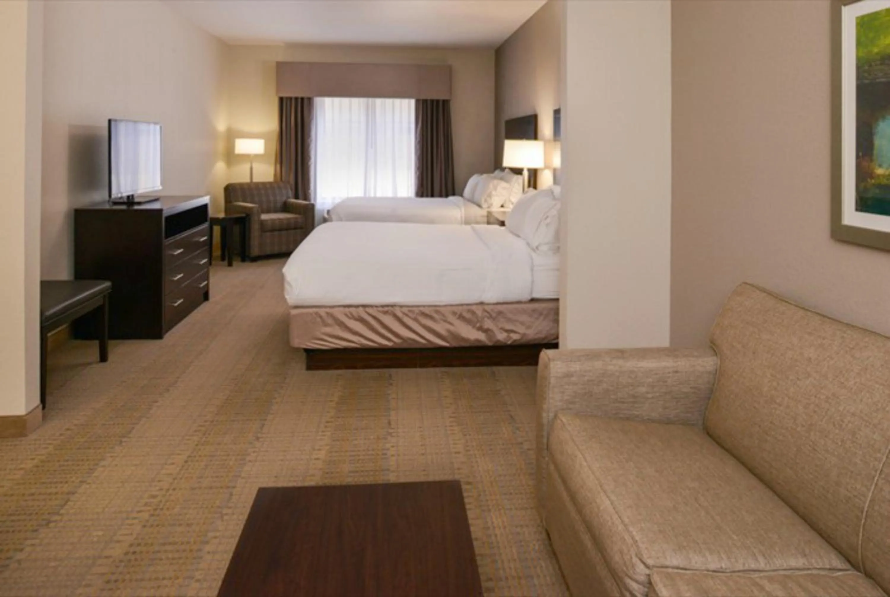 Photo of the whole room, Bed in Holiday Inn Express and Suites Sikeston by IHG