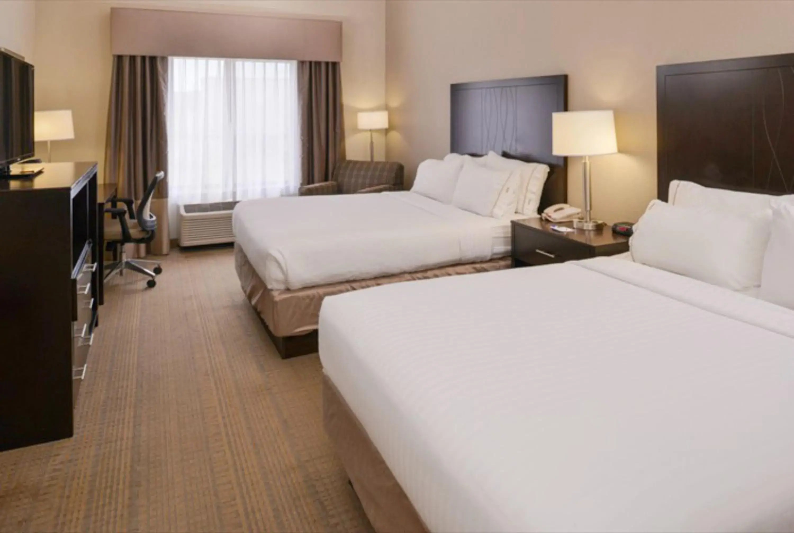 Standard Room with Two Queen Beds in Holiday Inn Express and Suites Sikeston by IHG Standard Room with Two Queen Beds in Holiday Inn Express and Suites Sikeston by IHG