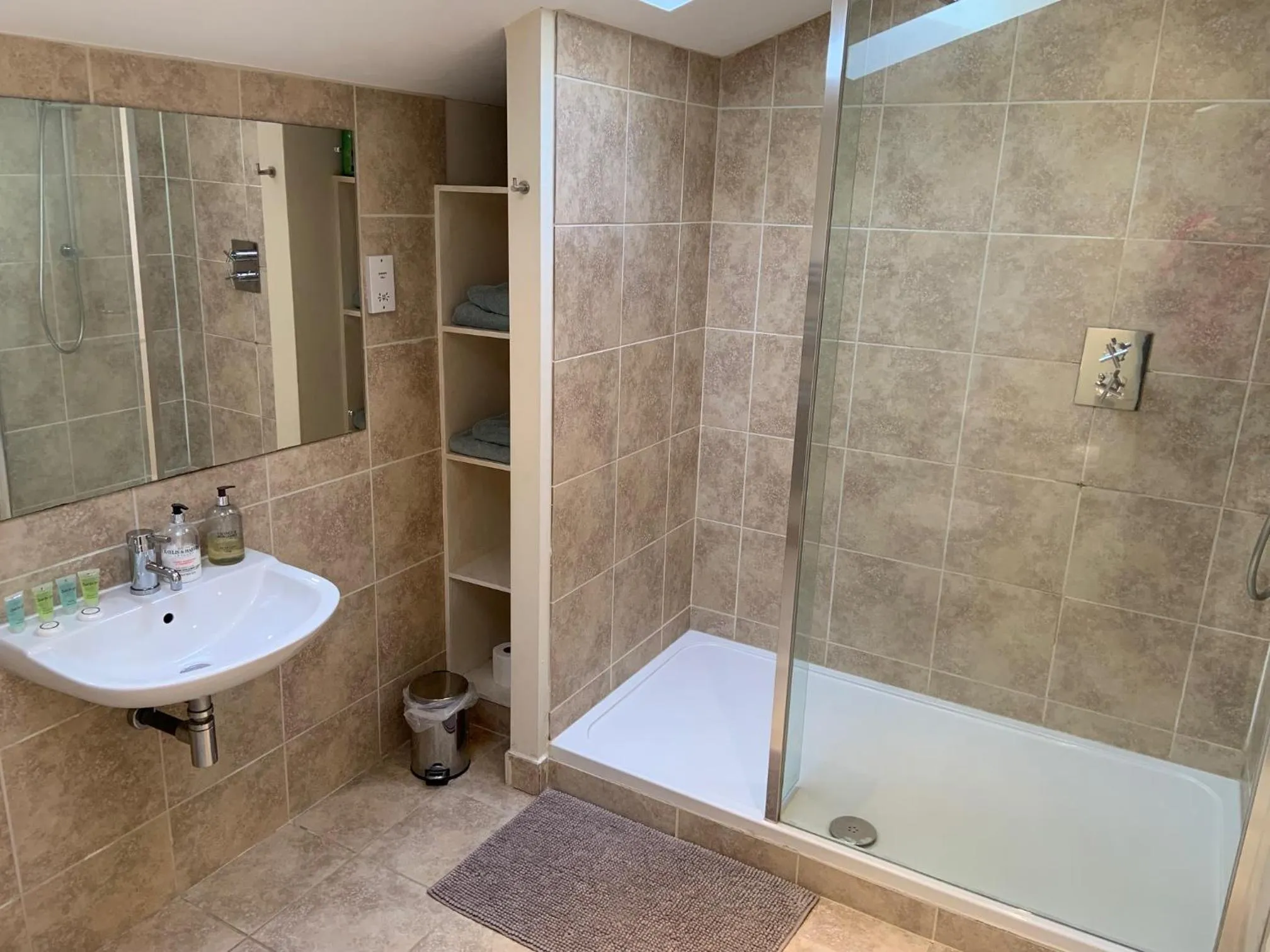 Shower in Field Cottage Bed and Breakfast