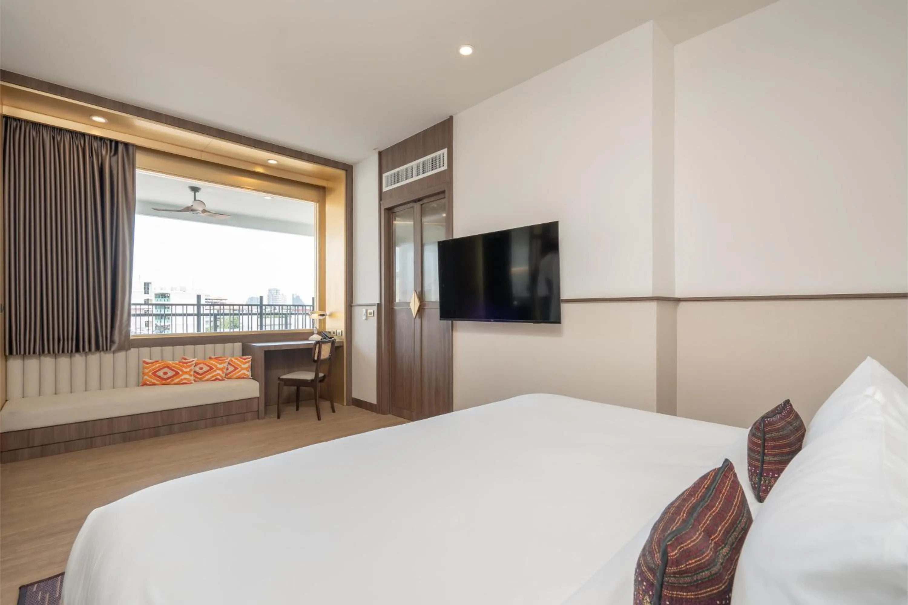 Bed in Pranakorn Heritage Hotel