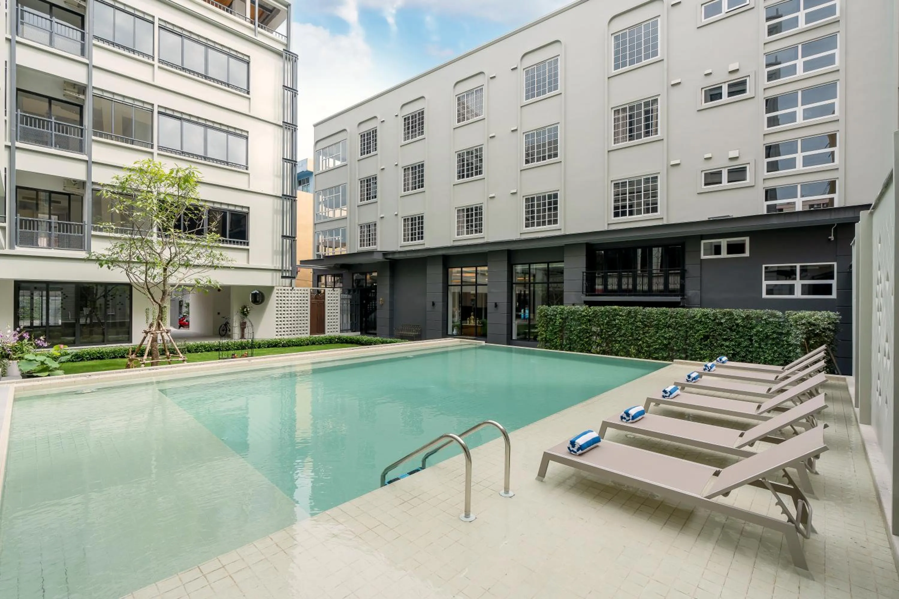 Swimming pool in Pranakorn Heritage Hotel