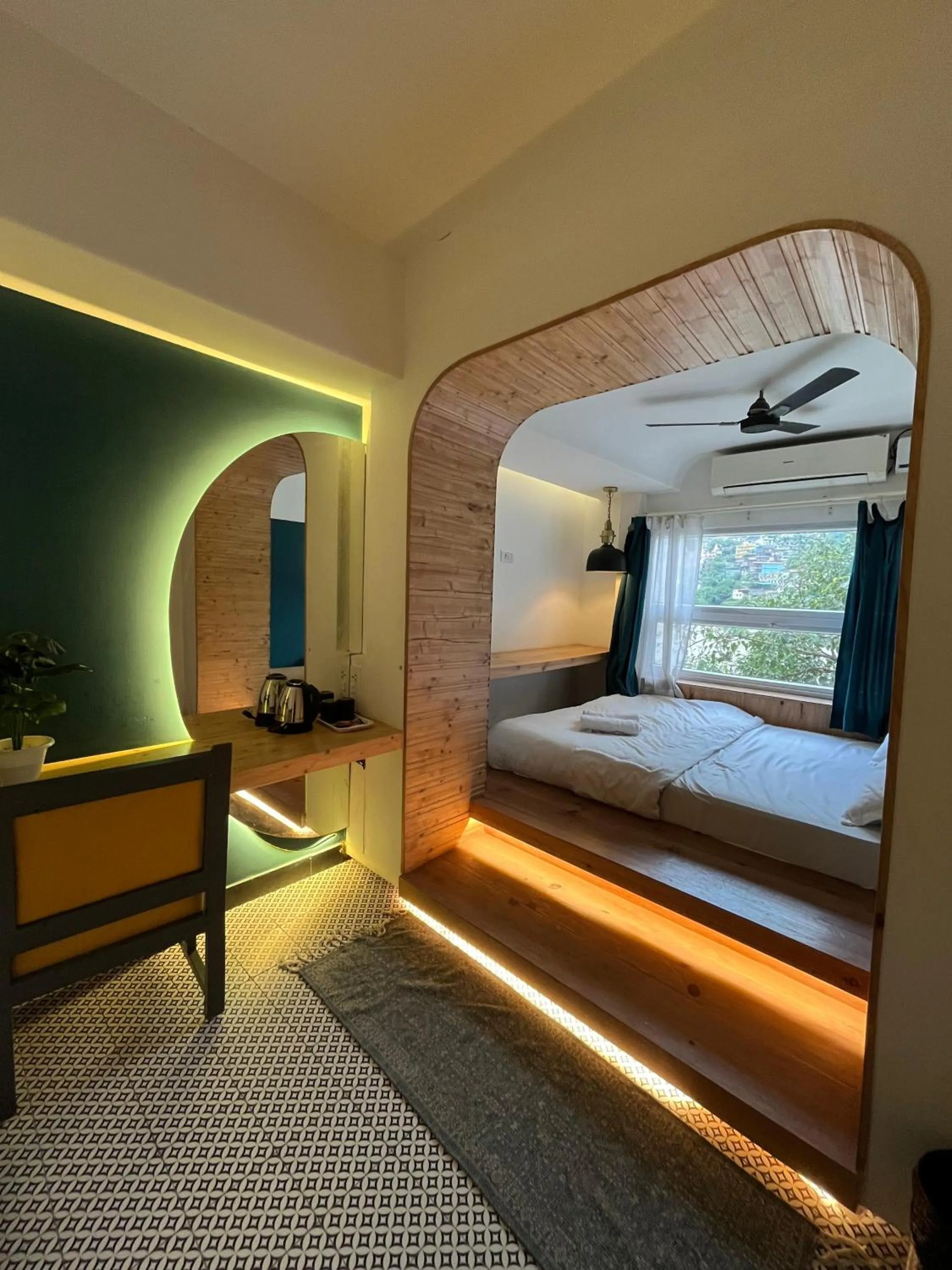 Photo of the whole room, Bed in Joey's By The Ganges