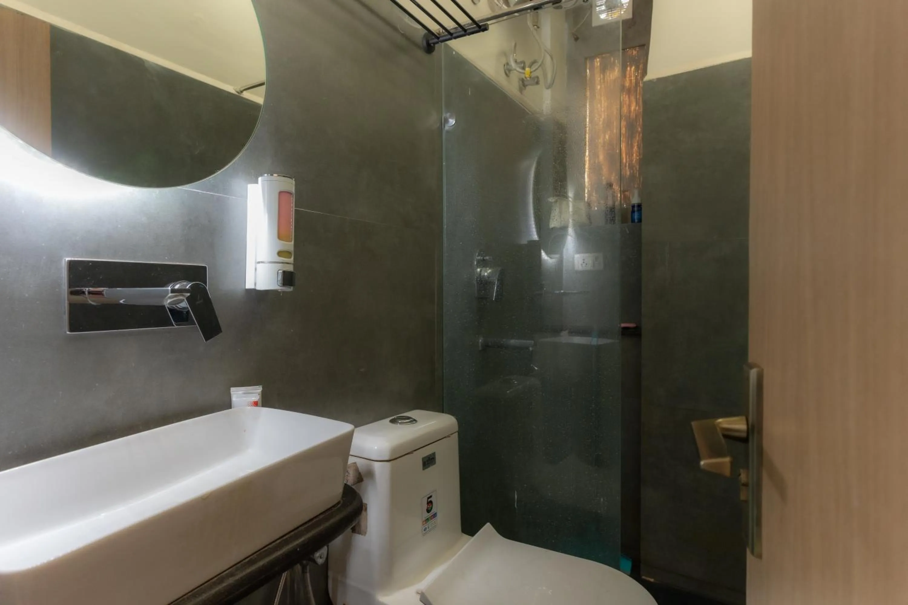 Bathroom in Joey's By The Ganges