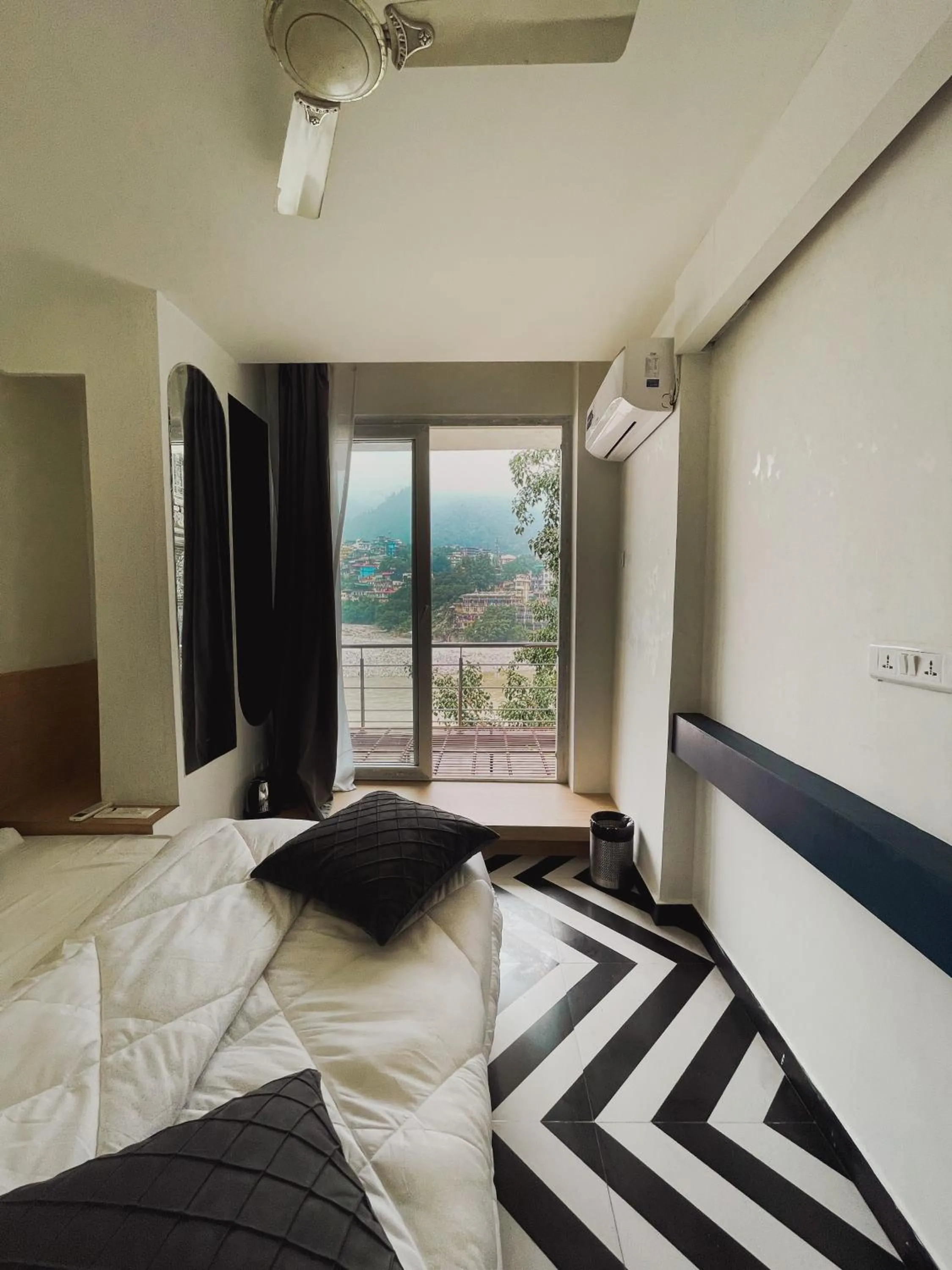 Bed in Joey's By The Ganges