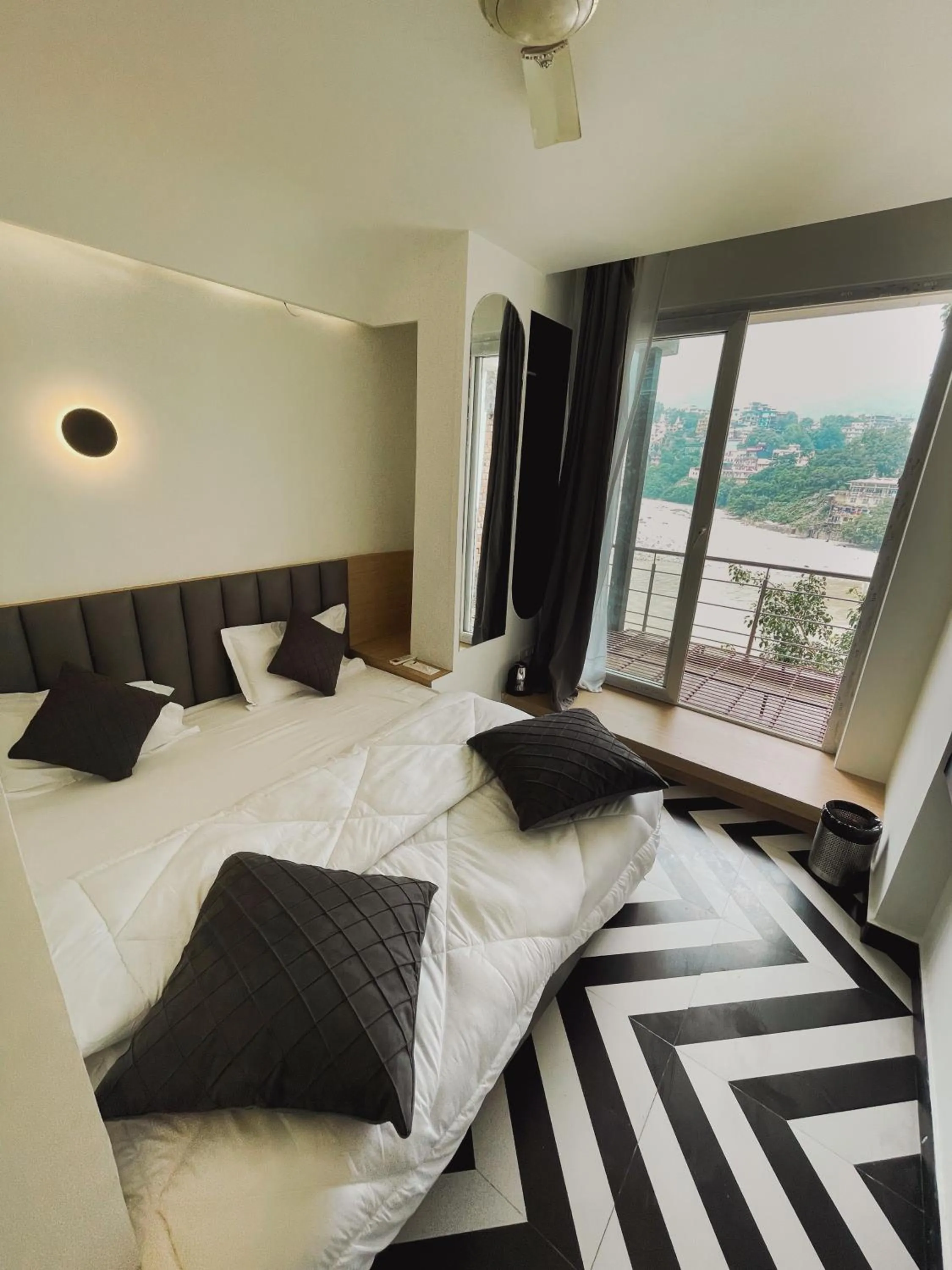 Photo of the whole room, Bed in Joey's By The Ganges