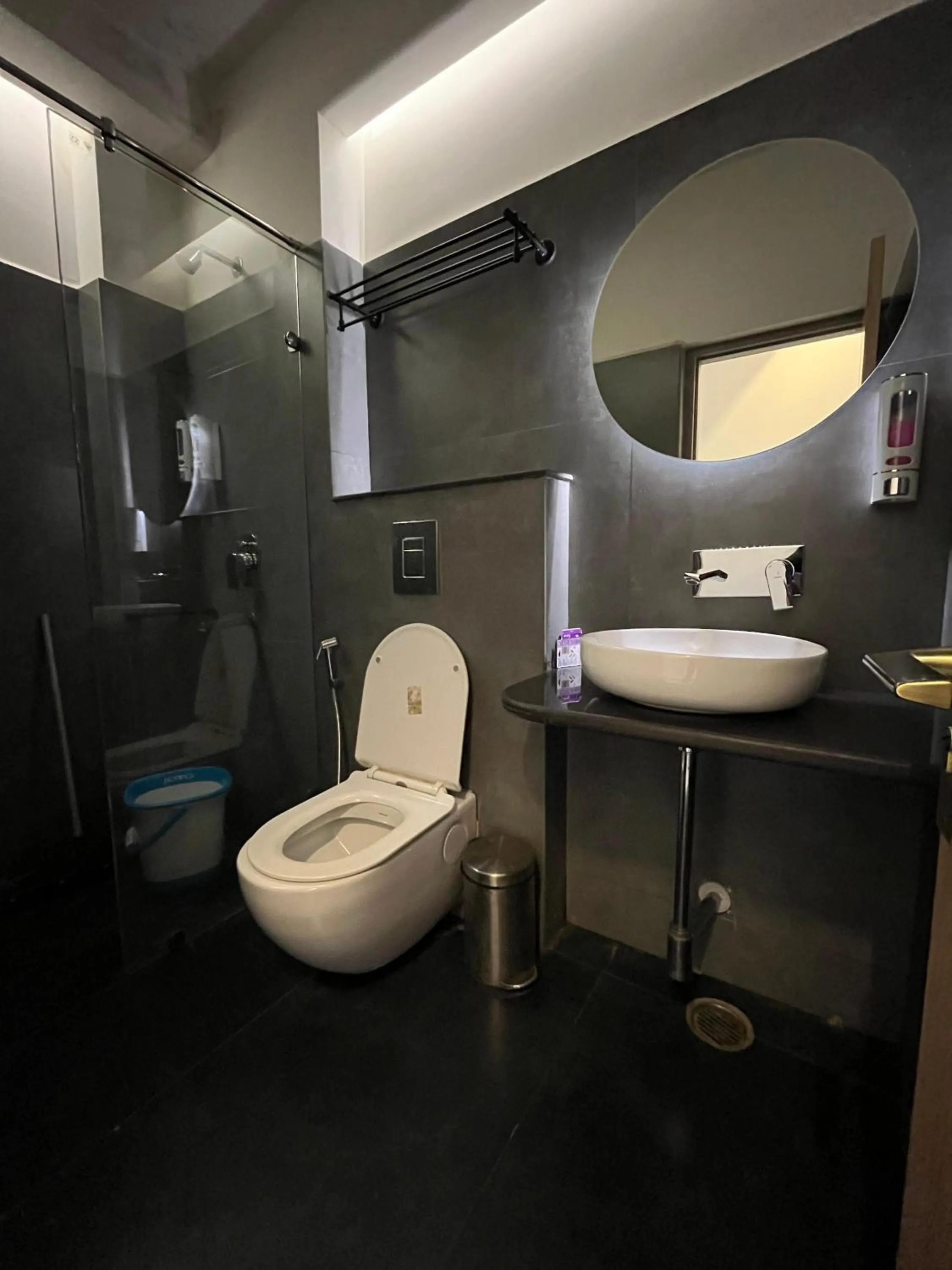 Toilet in Joey's By The Ganges