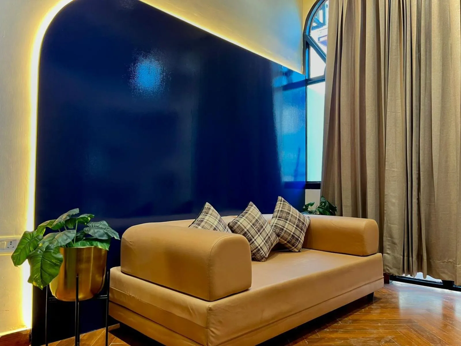 Seating area, Bed in Joey's By The Ganges