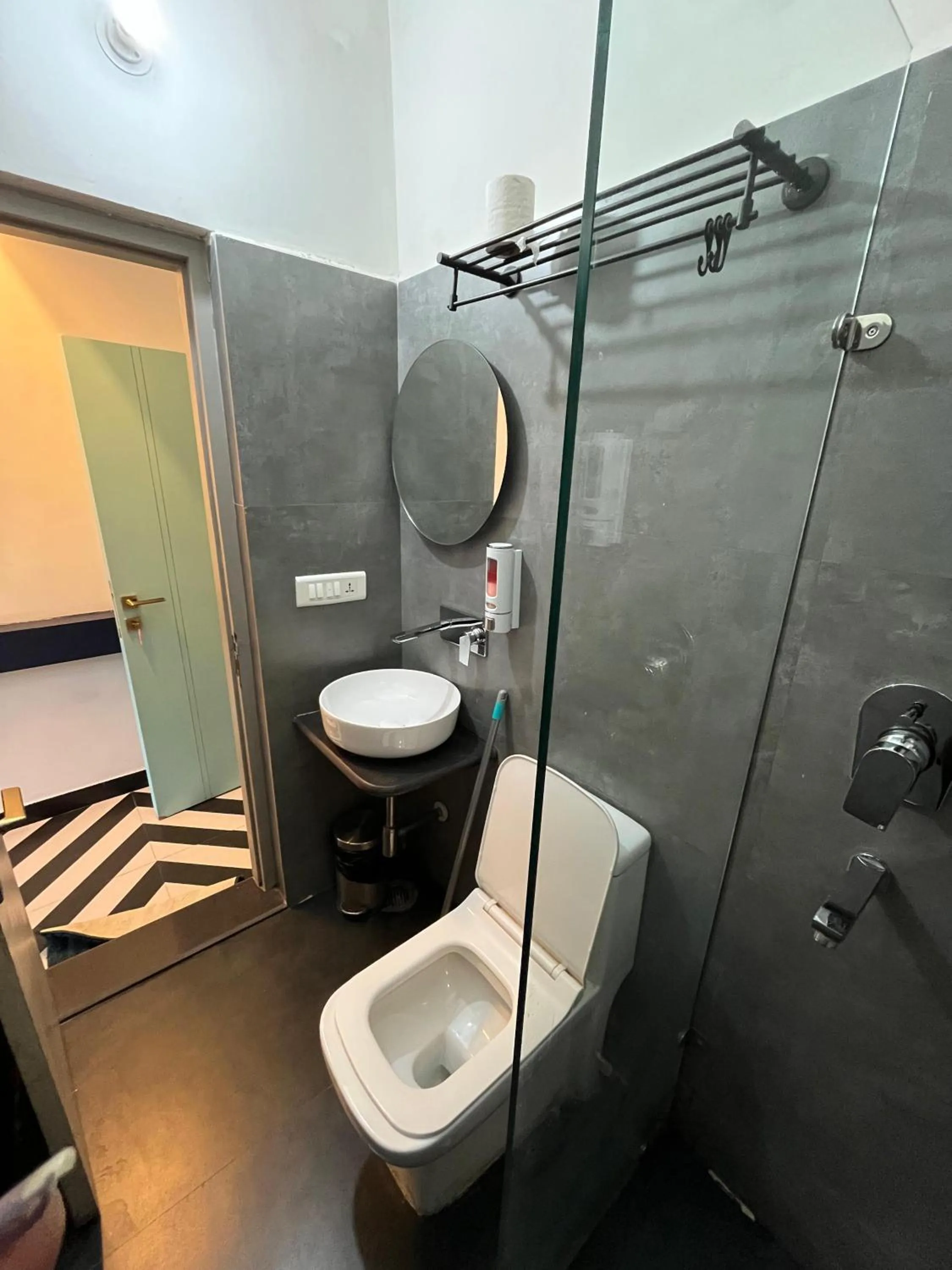 Toilet in Joey's By The Ganges