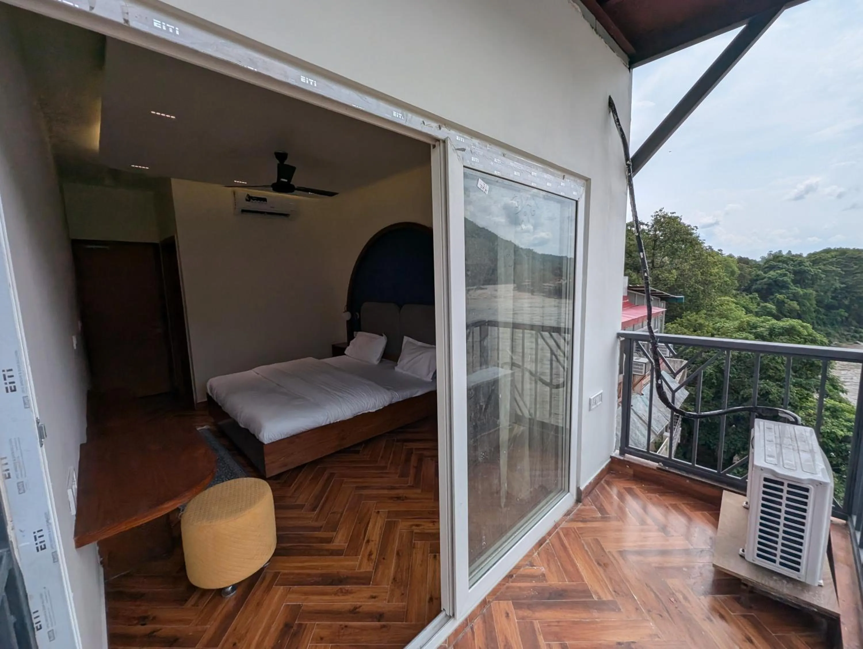 Photo of the whole room, Bed in Joey's By The Ganges