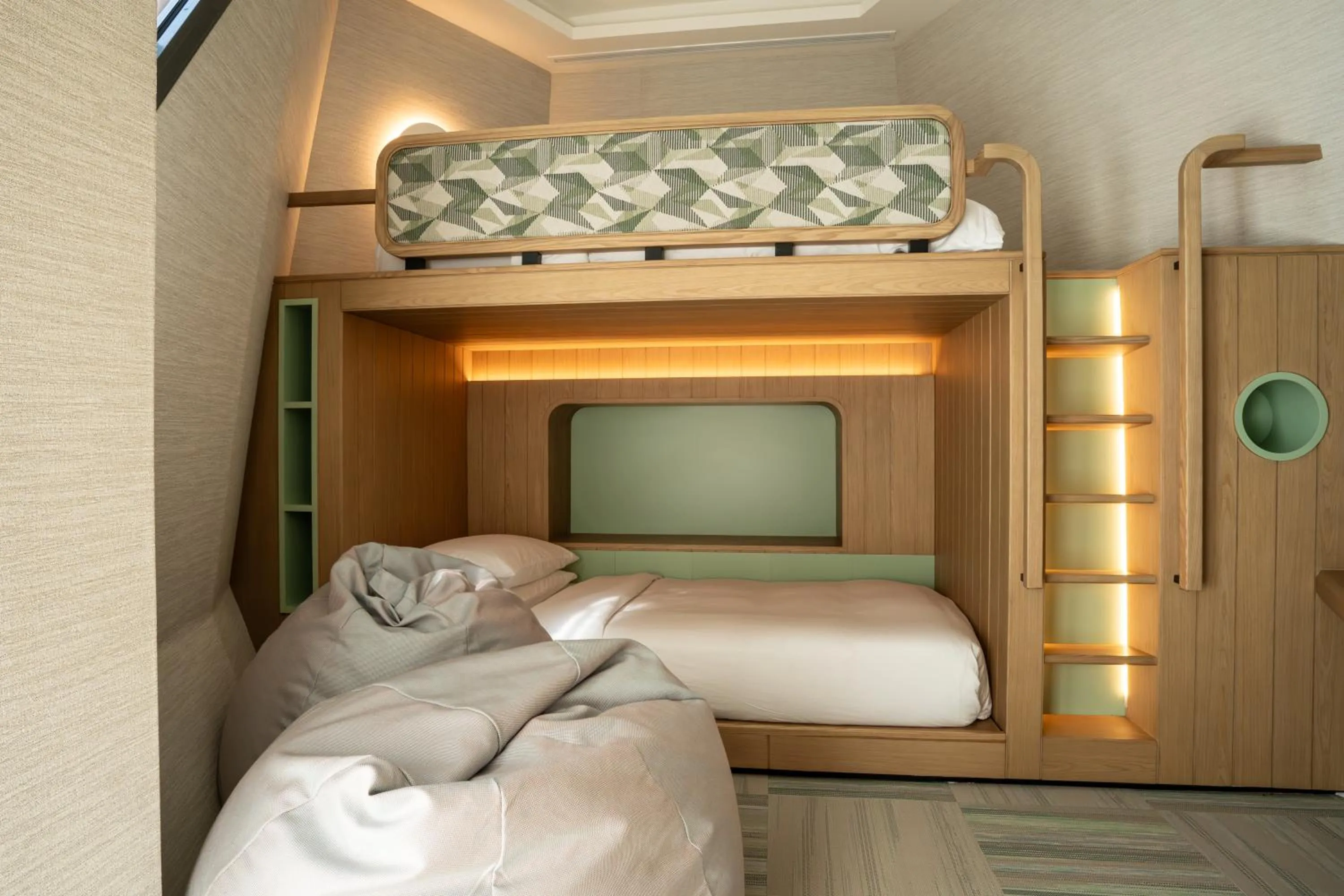 young children, Bed in SO/ Maldives