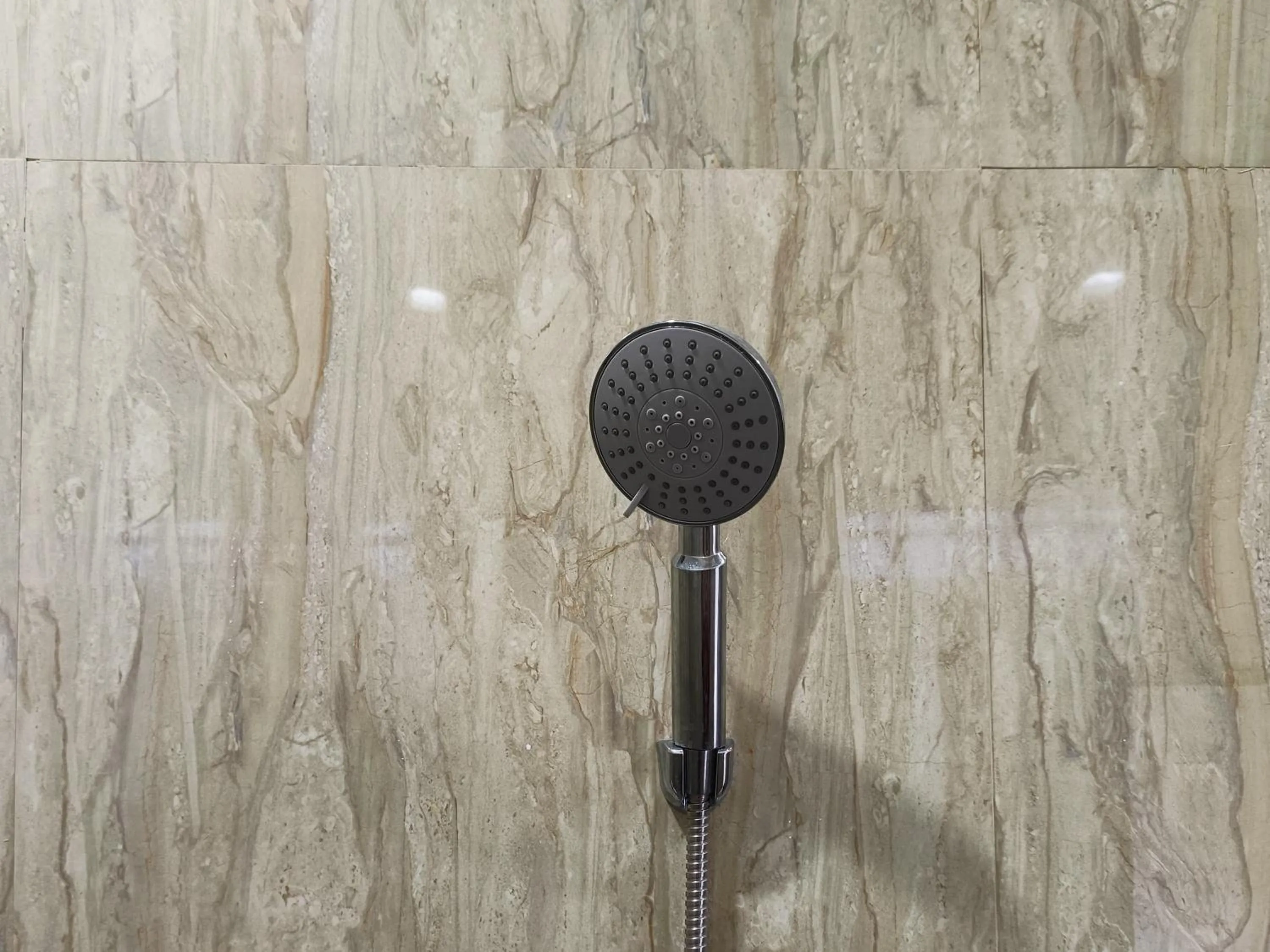 Shower in RedDoorz @ Green Homestay Syariah Baubau