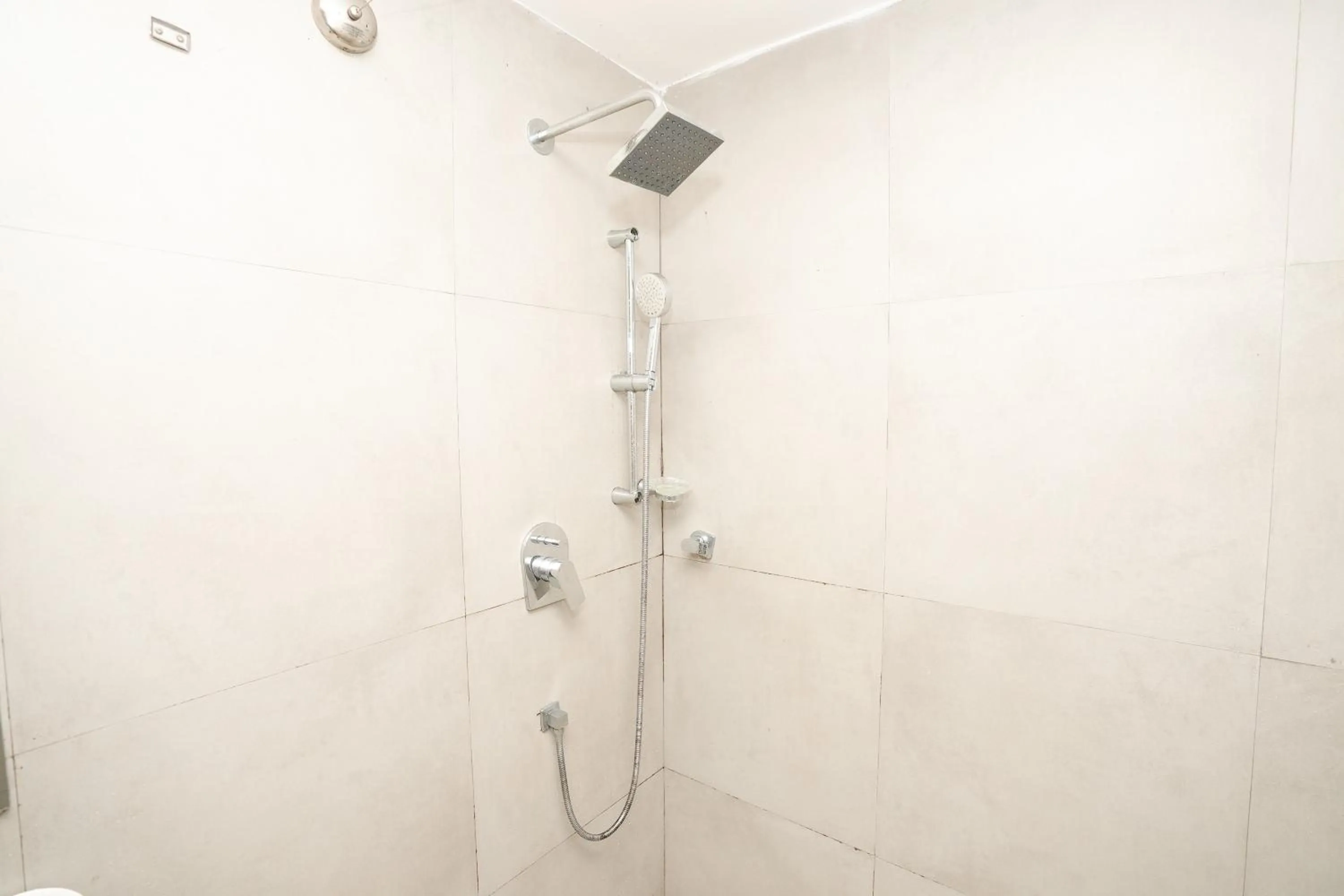 Shower, Bathroom in Hotel Elegance Nx