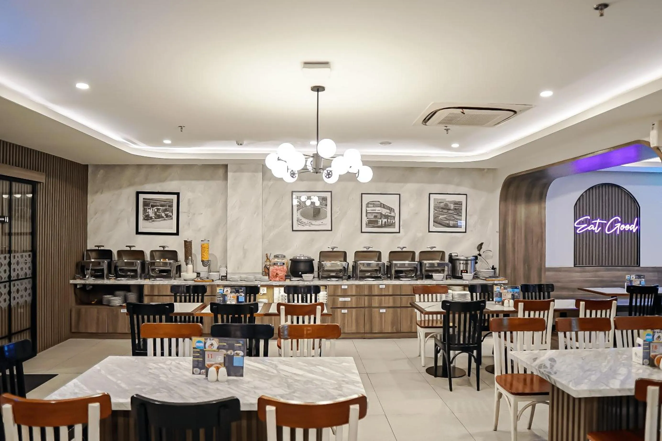 Restaurant/places to eat in Front One Boutique Hotel Taman Anggrek