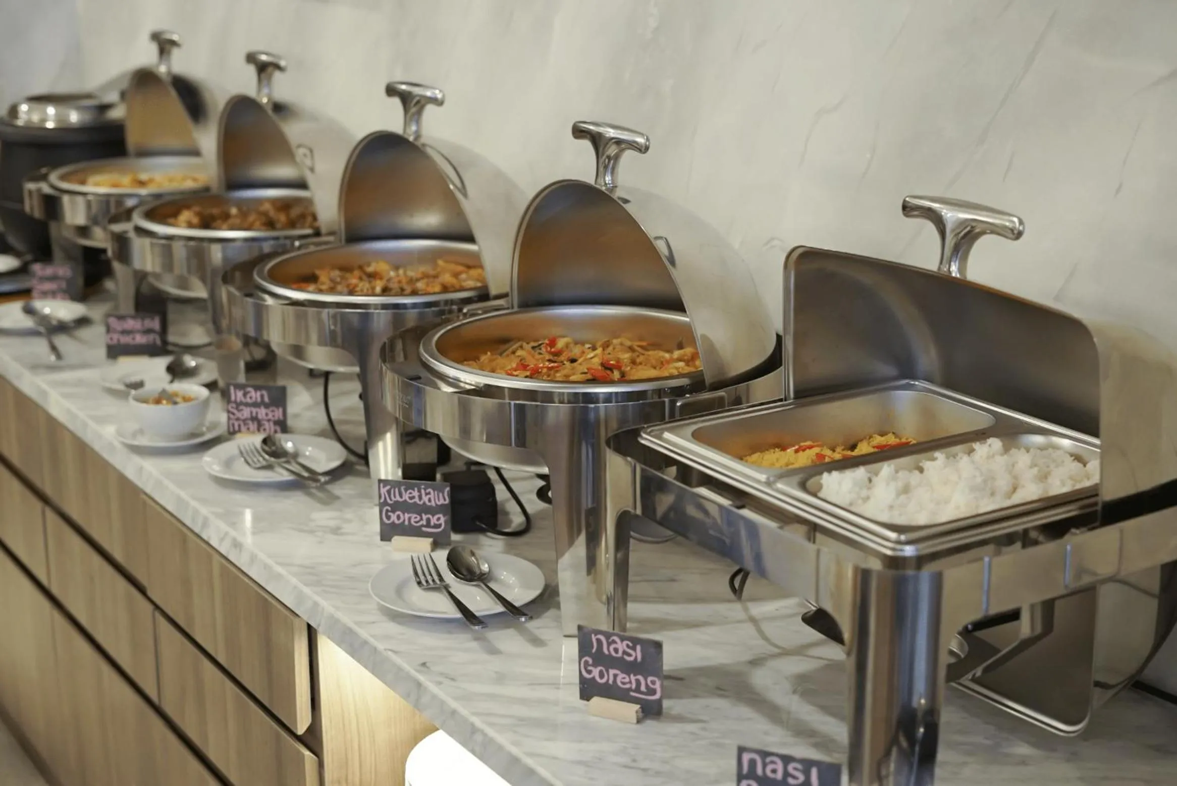 Restaurant/places to eat in Front One Boutique Hotel Taman Anggrek