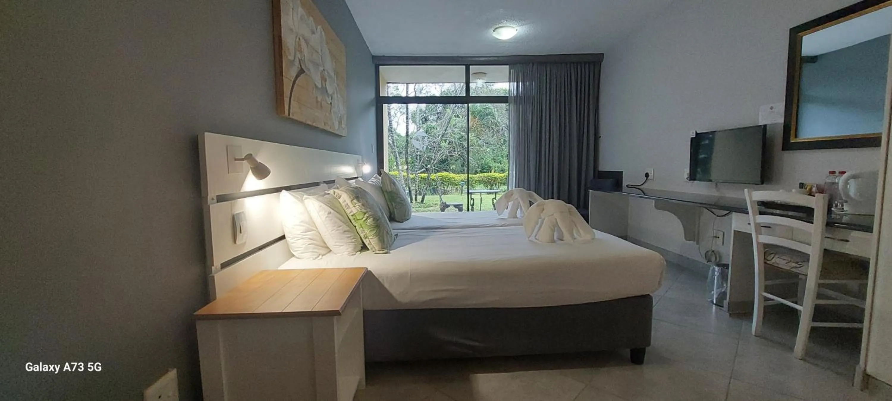 Bedroom, Bed in Elephant Lake Hotel