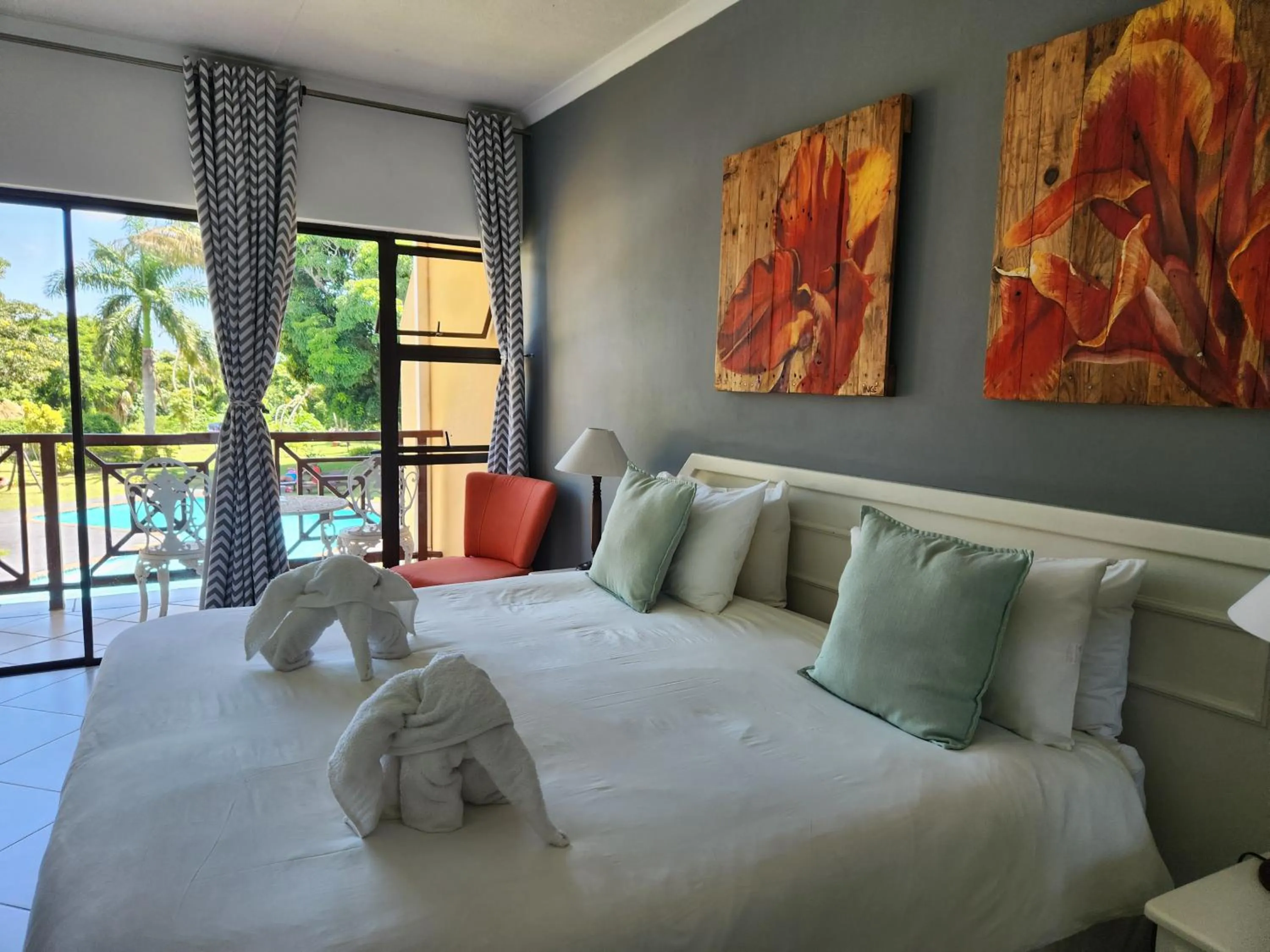 Property building, Bed in Elephant Lake Hotel