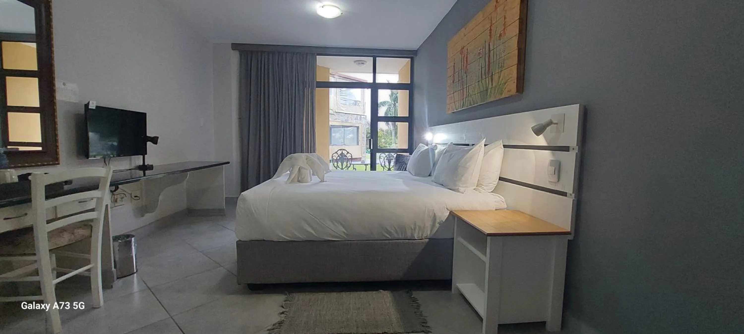 Bedroom, Bed in Elephant Lake Hotel