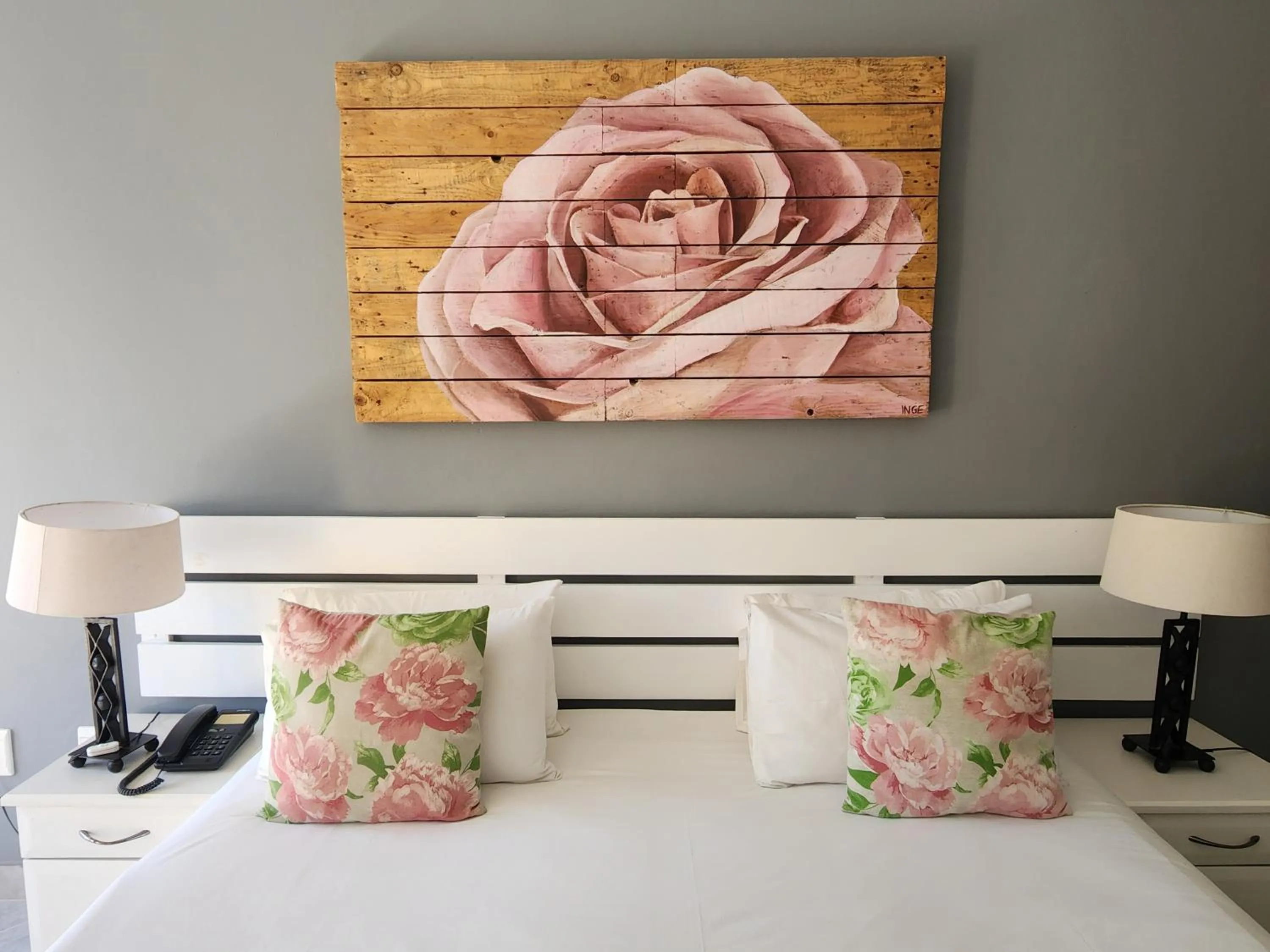 Property building, Bed in Elephant Lake Hotel