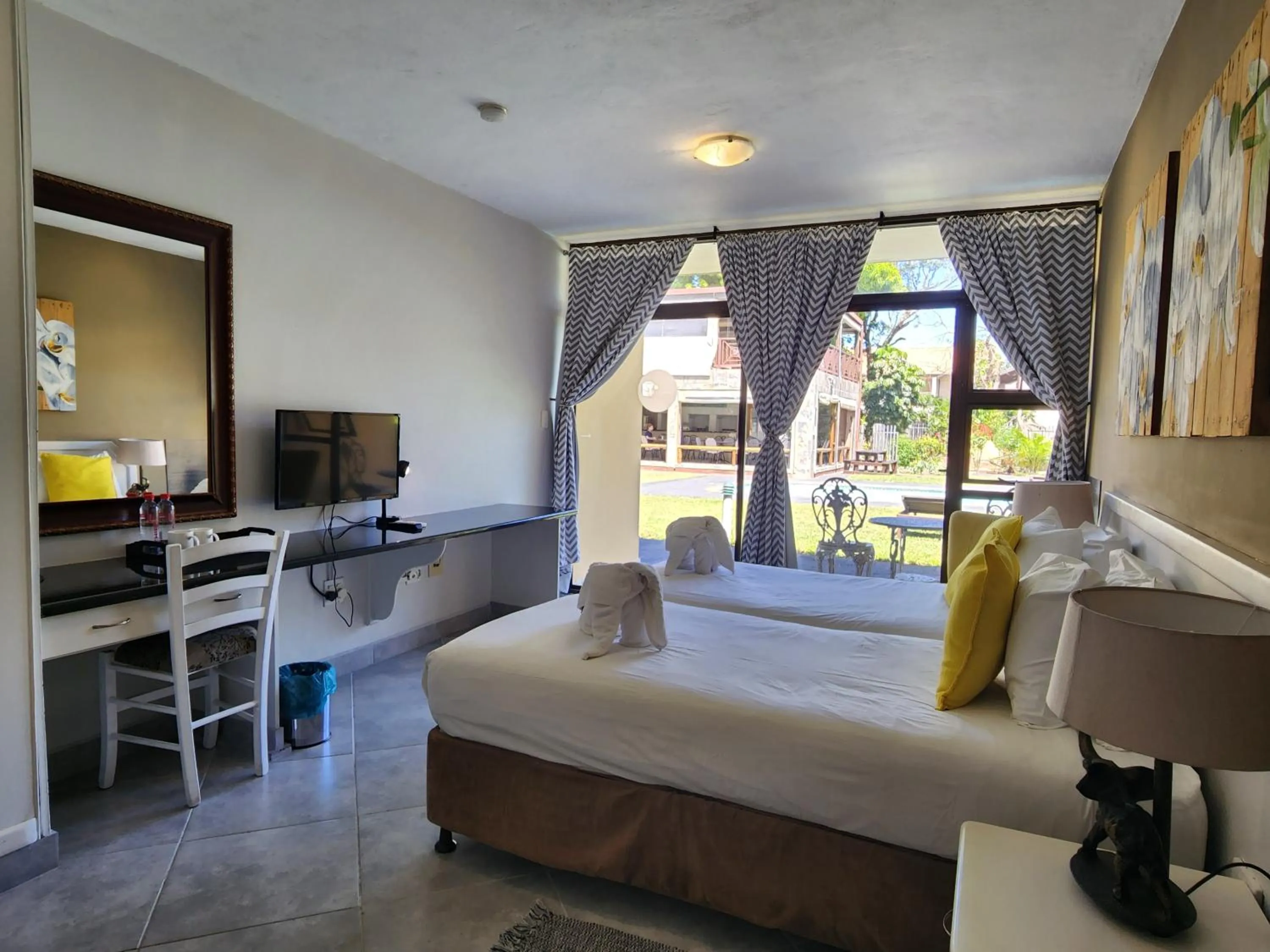 Property building, Bed in Elephant Lake Hotel