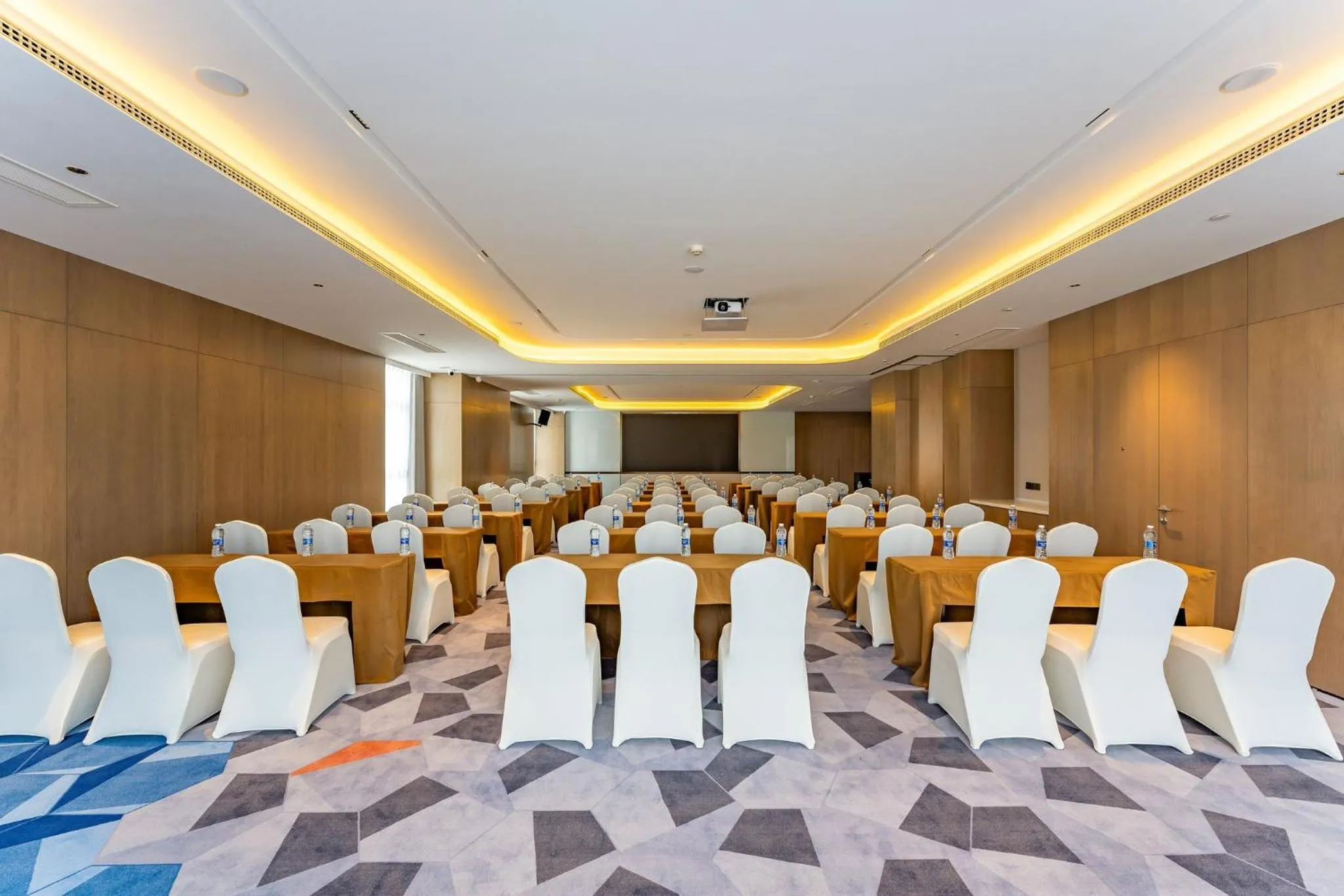Meeting/conference room in Holiday Inn Express Suzhou Bay by IHG