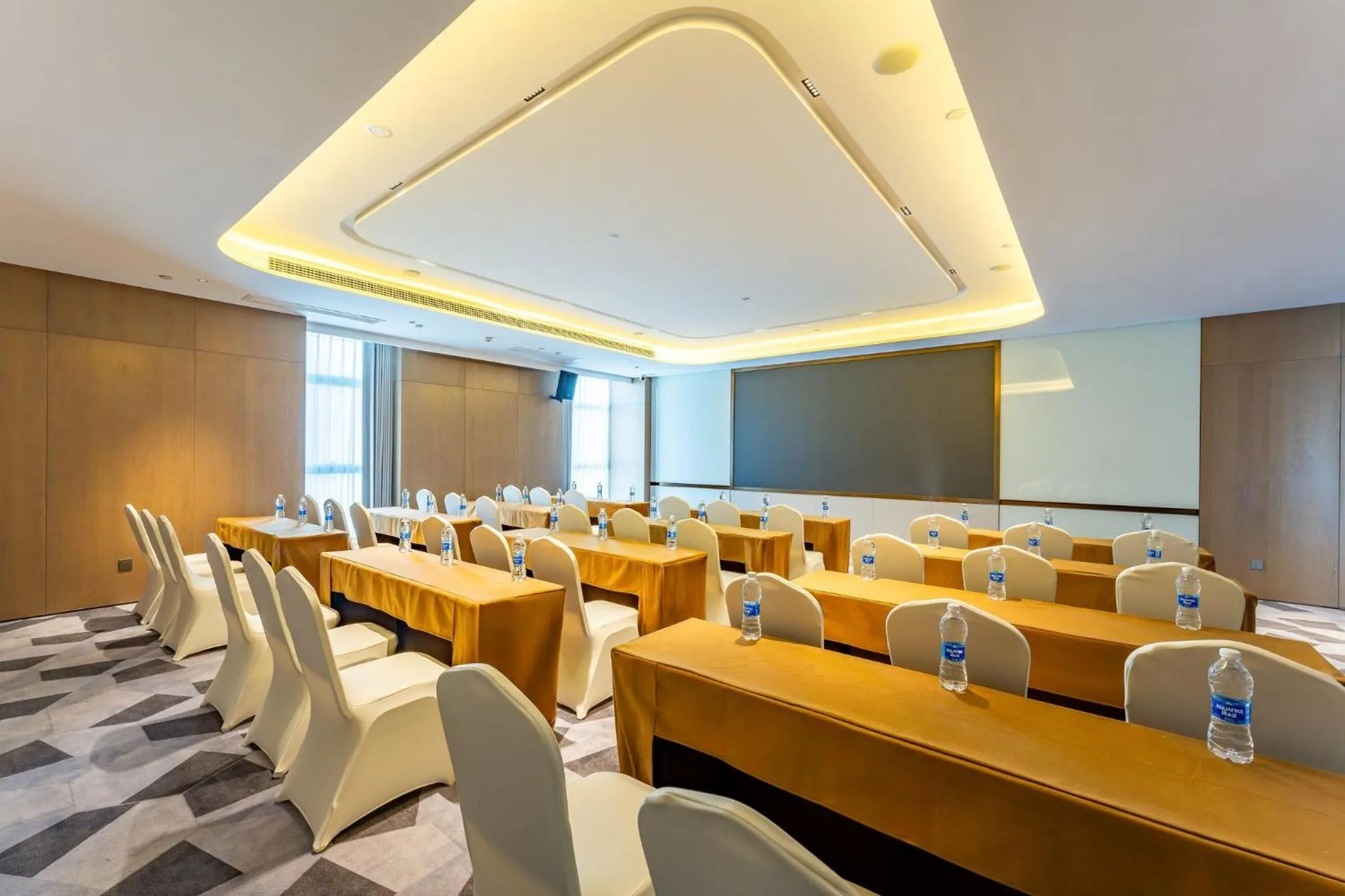 Meeting/conference room in Holiday Inn Express Suzhou Bay by IHG