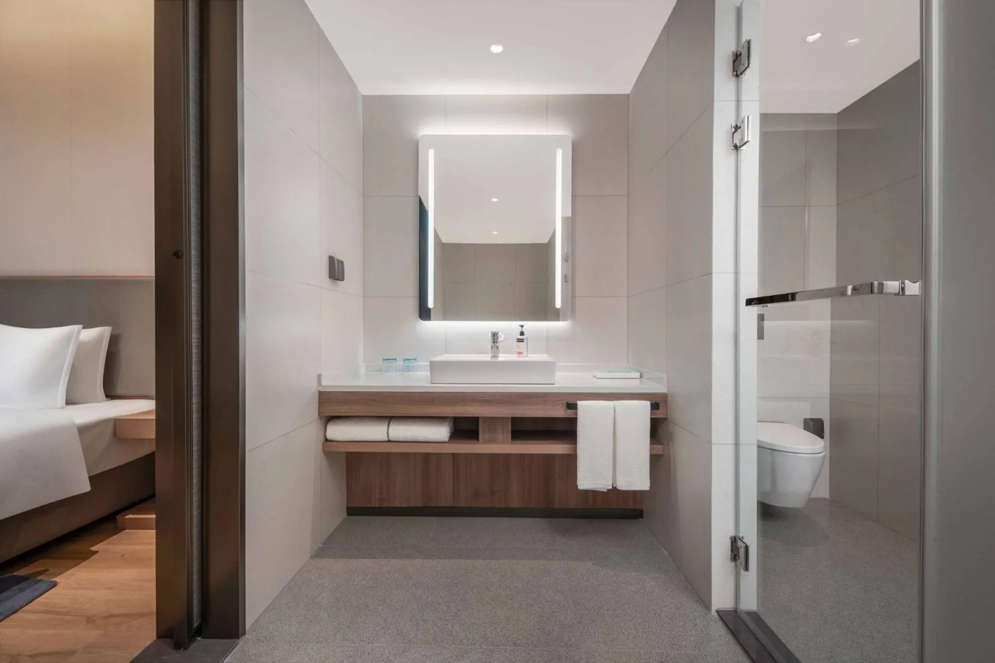 Bathroom, Bed in Holiday Inn Express Mianyang Sci-Tech City by IHG