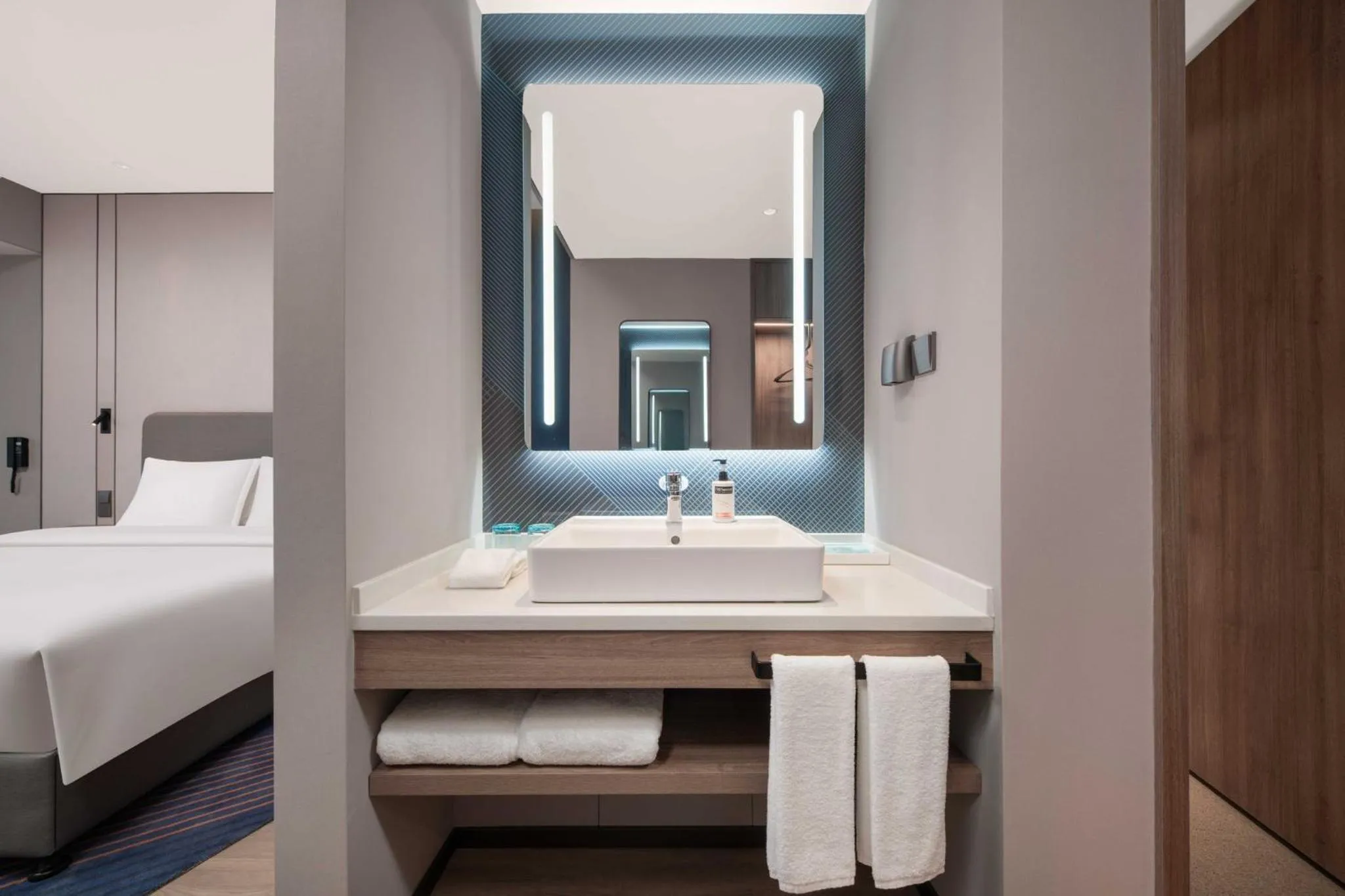 Photo of the whole room, Bed in Holiday Inn Express Mianyang Sci-Tech City by IHG