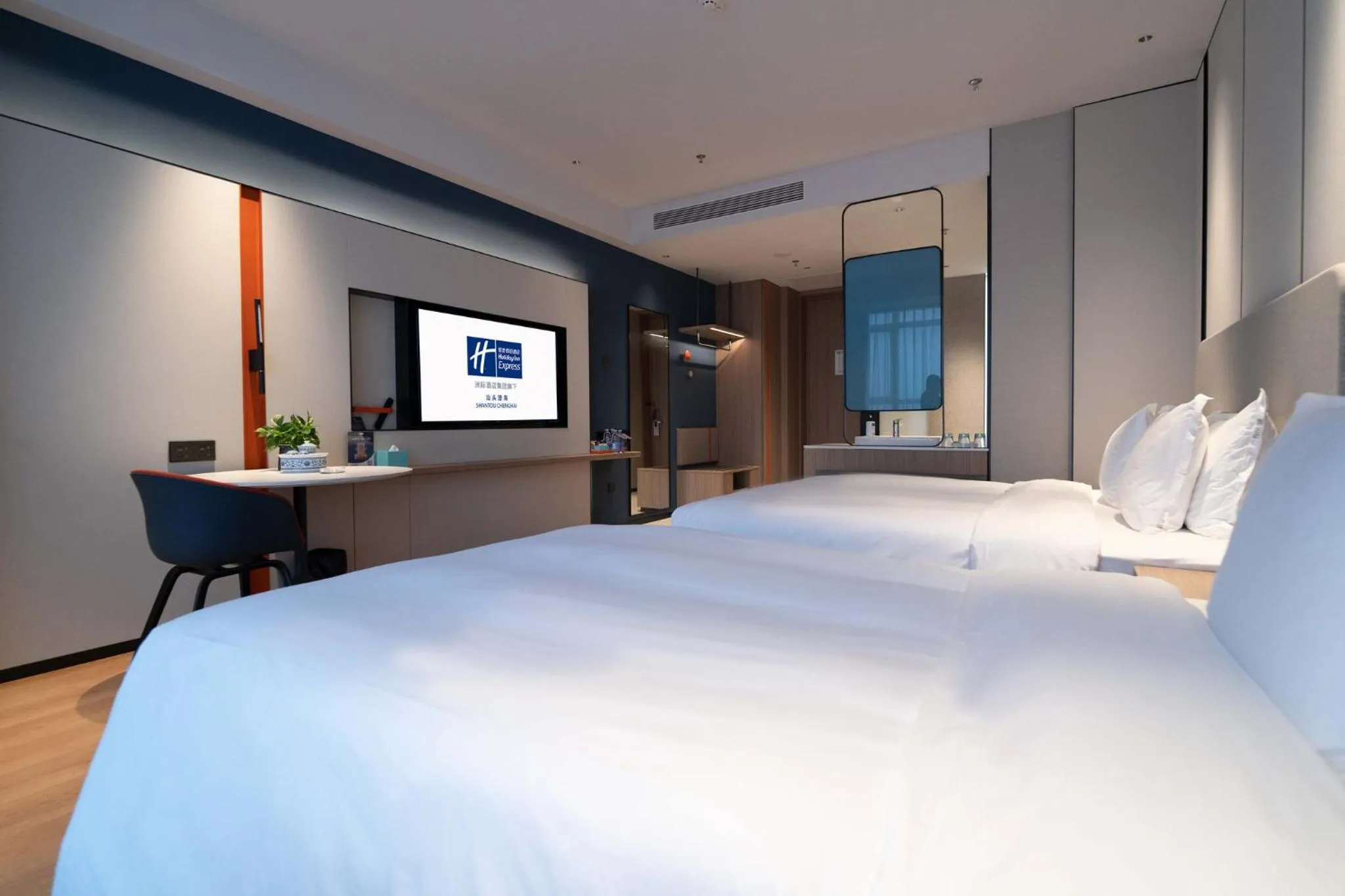 Photo of the whole room, Bed in Holiday Inn Express Shantou Chenghai