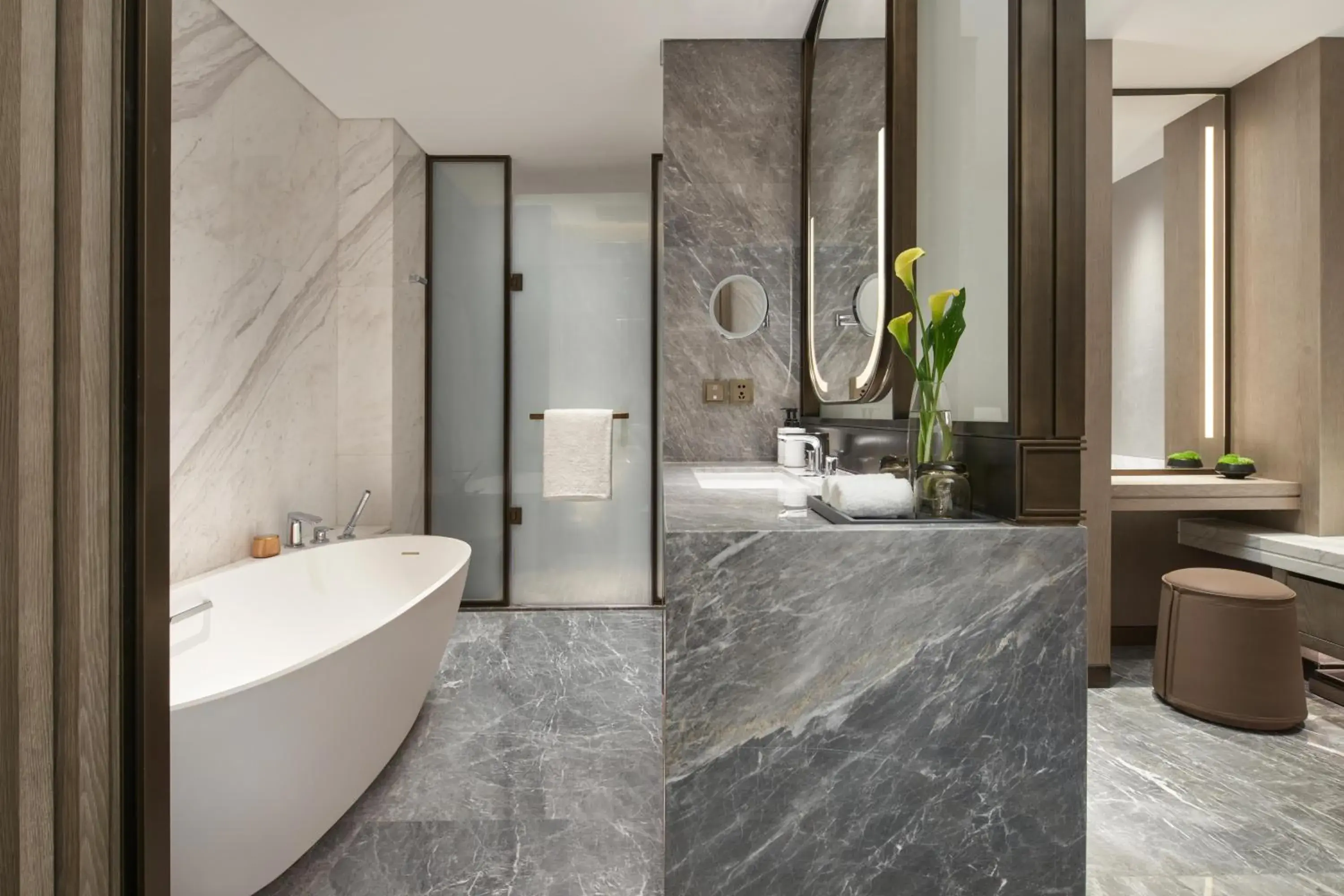 1 King Classic Bed Garden View Lounge Access in InterContinental Hotels Zhengzhou 1 King Classic Bed Garden View Lounge Access in InterContinental Hotels Zhengzhou