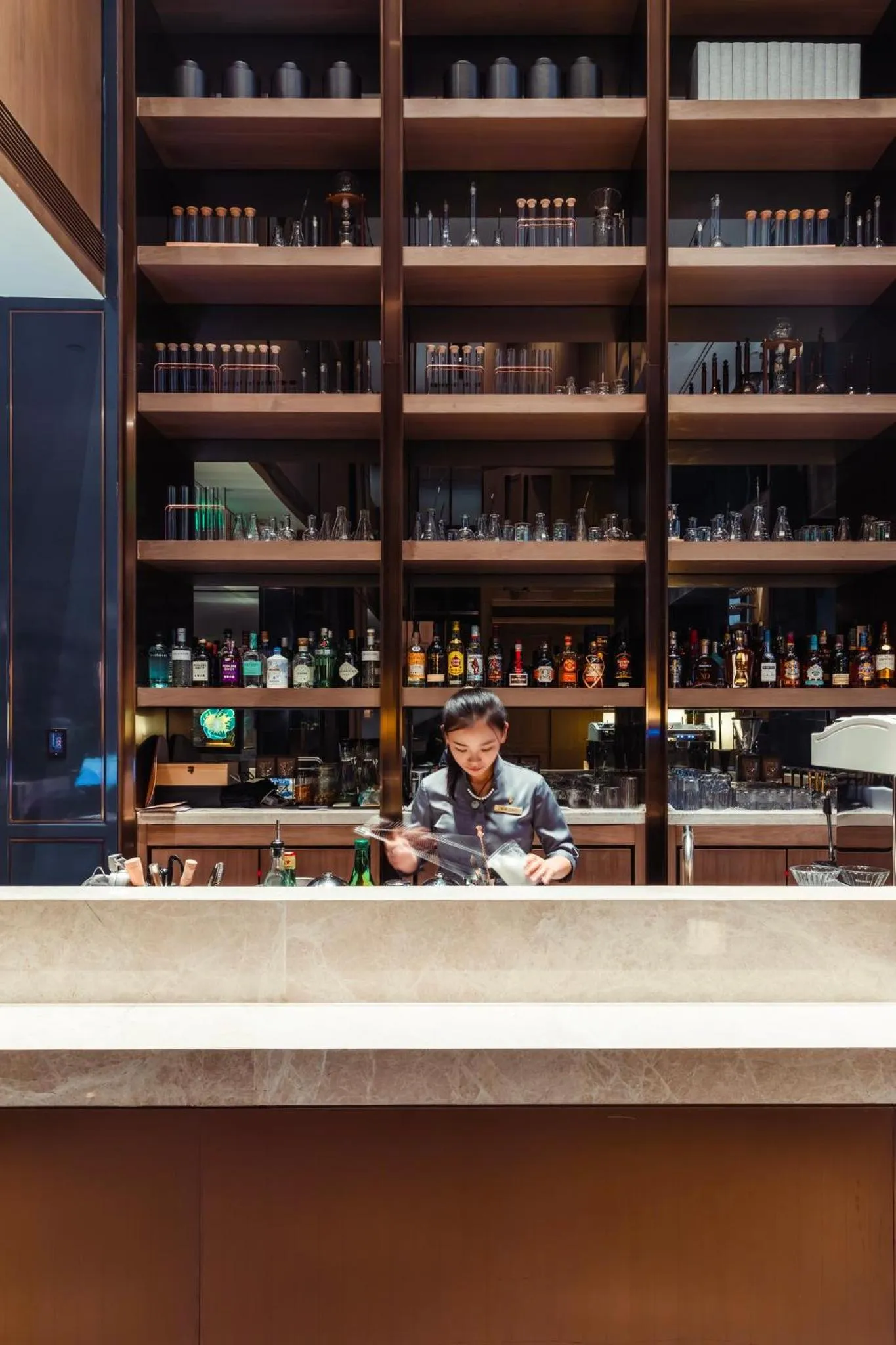 Lounge or bar in InterContinental Zhengzhou by IHG