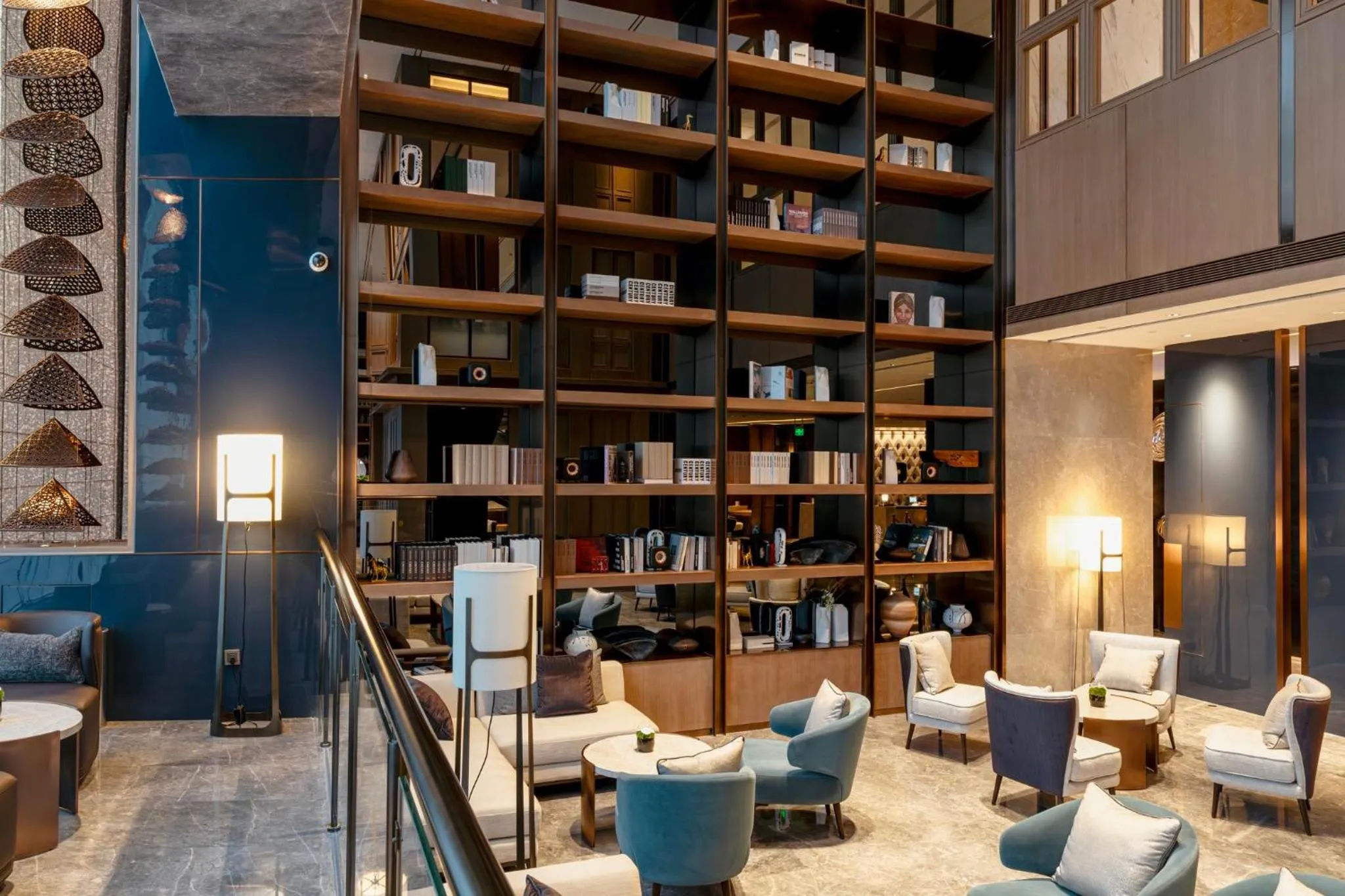 Lounge or bar in InterContinental Zhengzhou by IHG