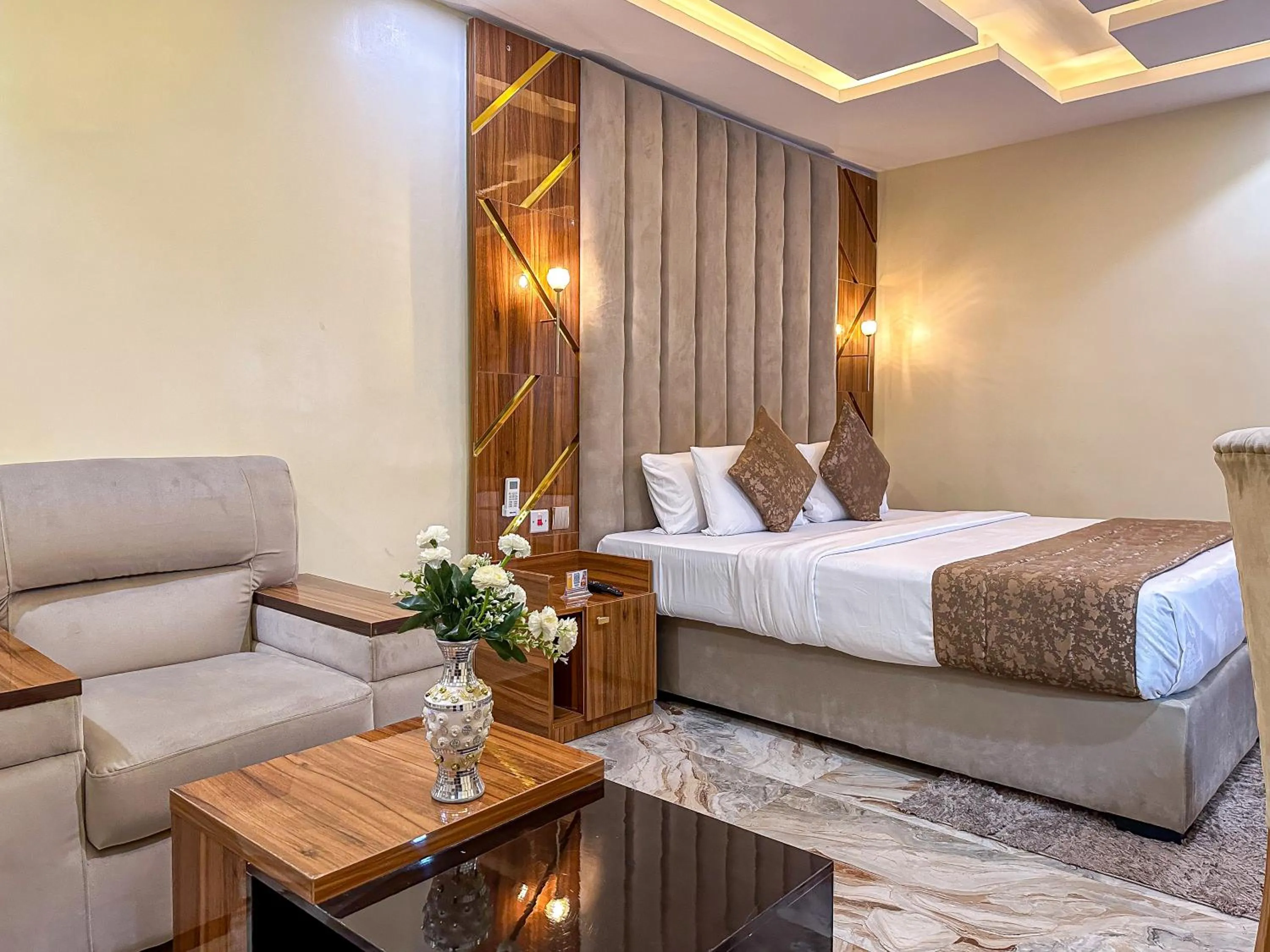 Restaurant/places to eat, Bed in Parkview Astoria Hotel