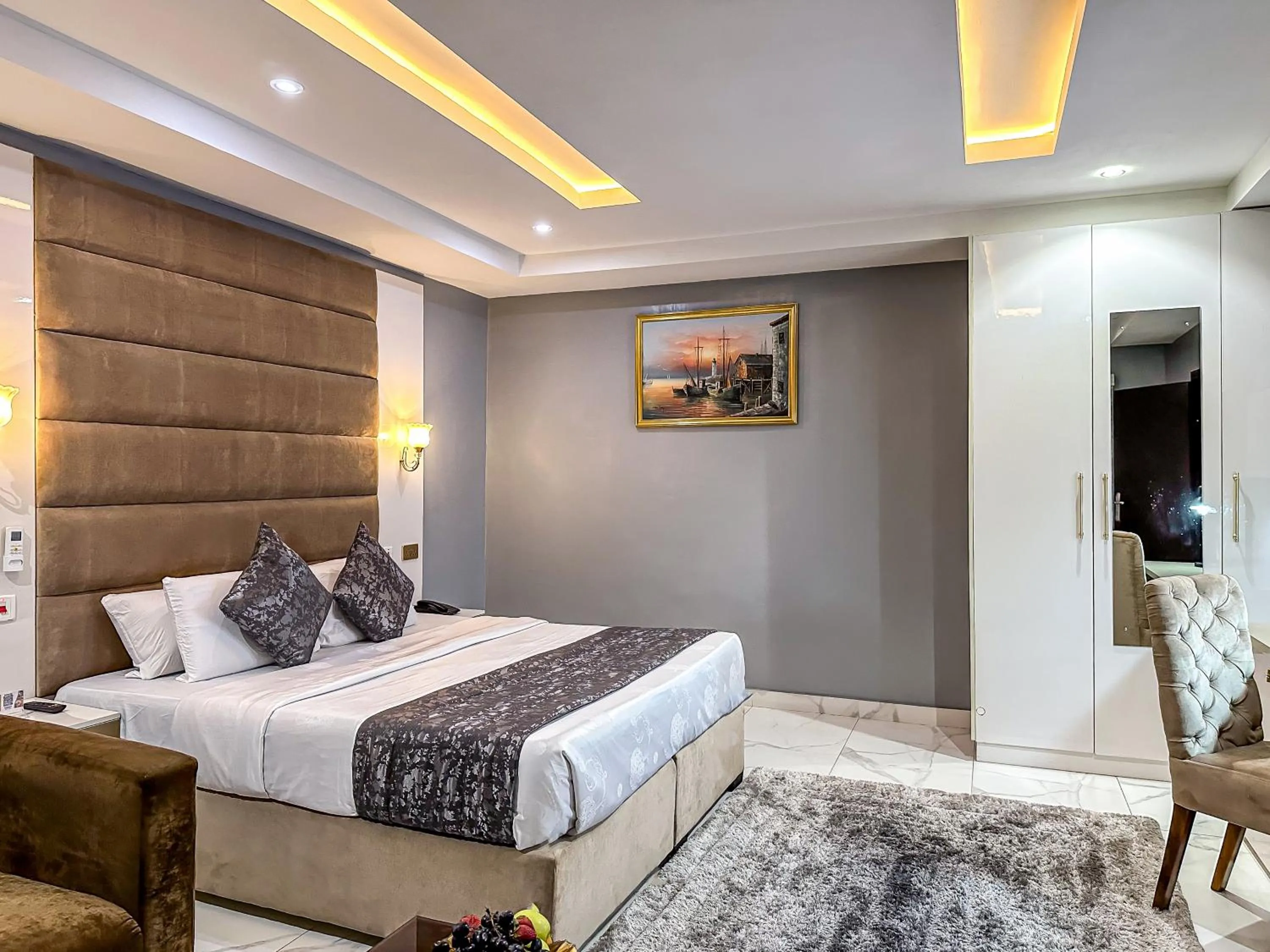 Restaurant/places to eat, Bed in Parkview Astoria Hotel