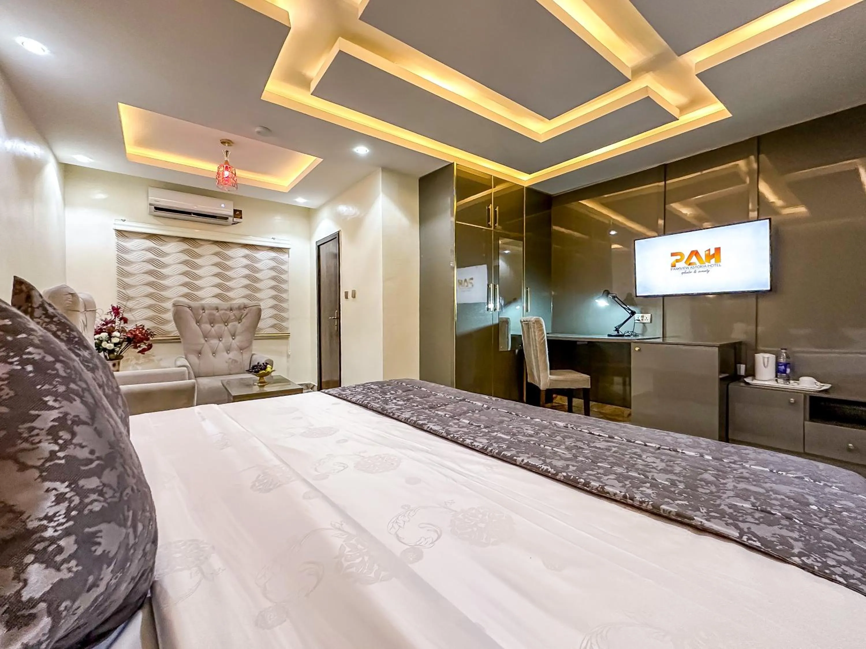 Restaurant/places to eat, Bed in Parkview Astoria Hotel