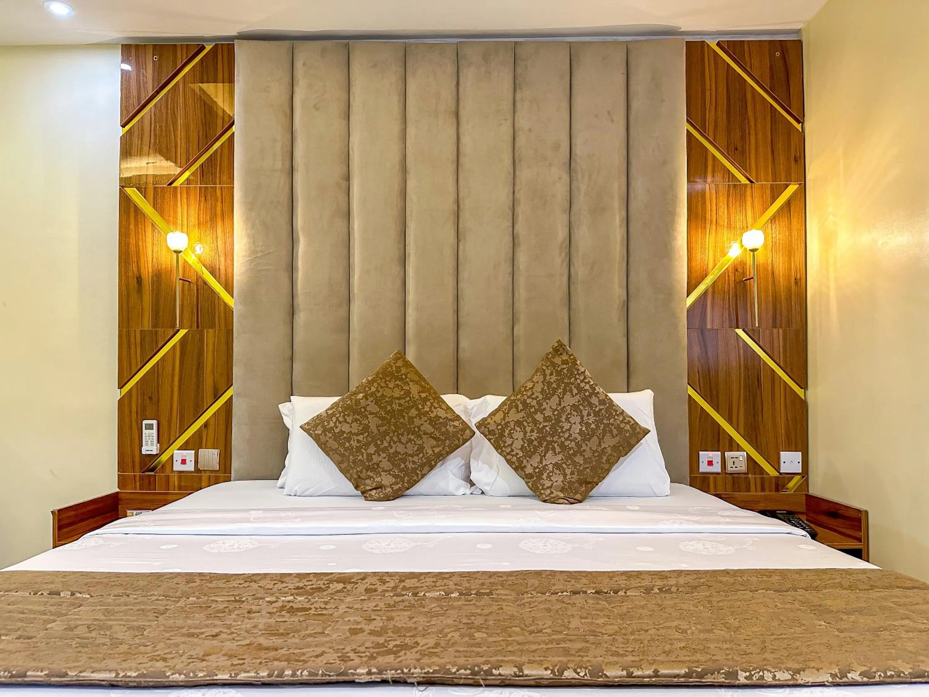 Restaurant/places to eat, Bed in Parkview Astoria Hotel