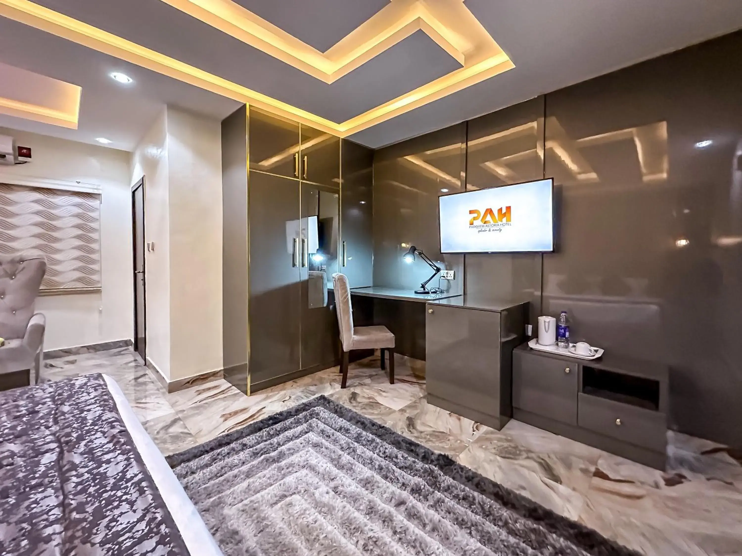 Deluxe King Room in Parkview Astoria Hotel Deluxe King Room in Parkview Astoria Hotel