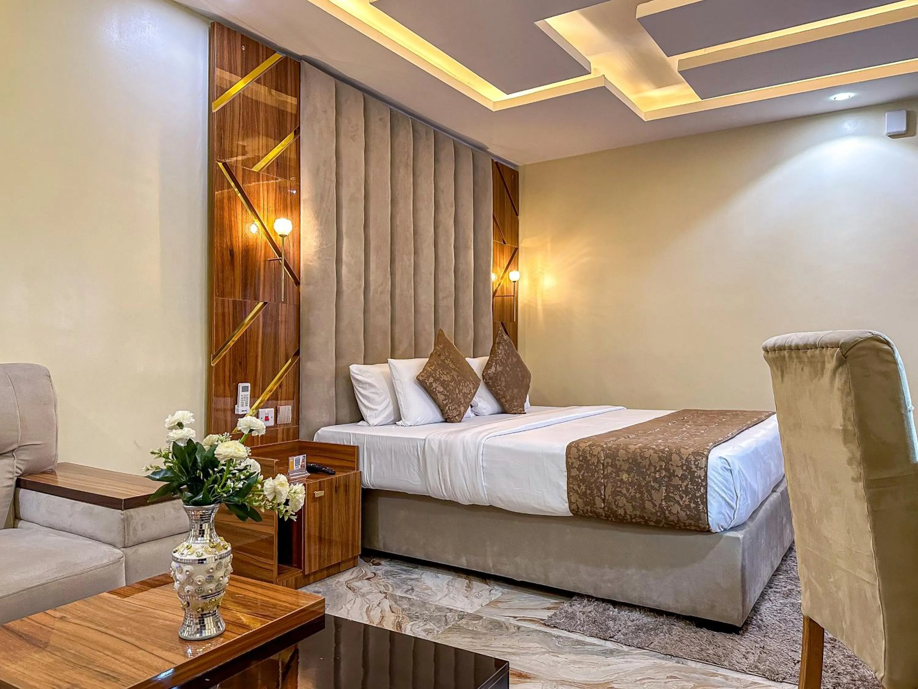 Restaurant/places to eat, Bed in Parkview Astoria Hotel