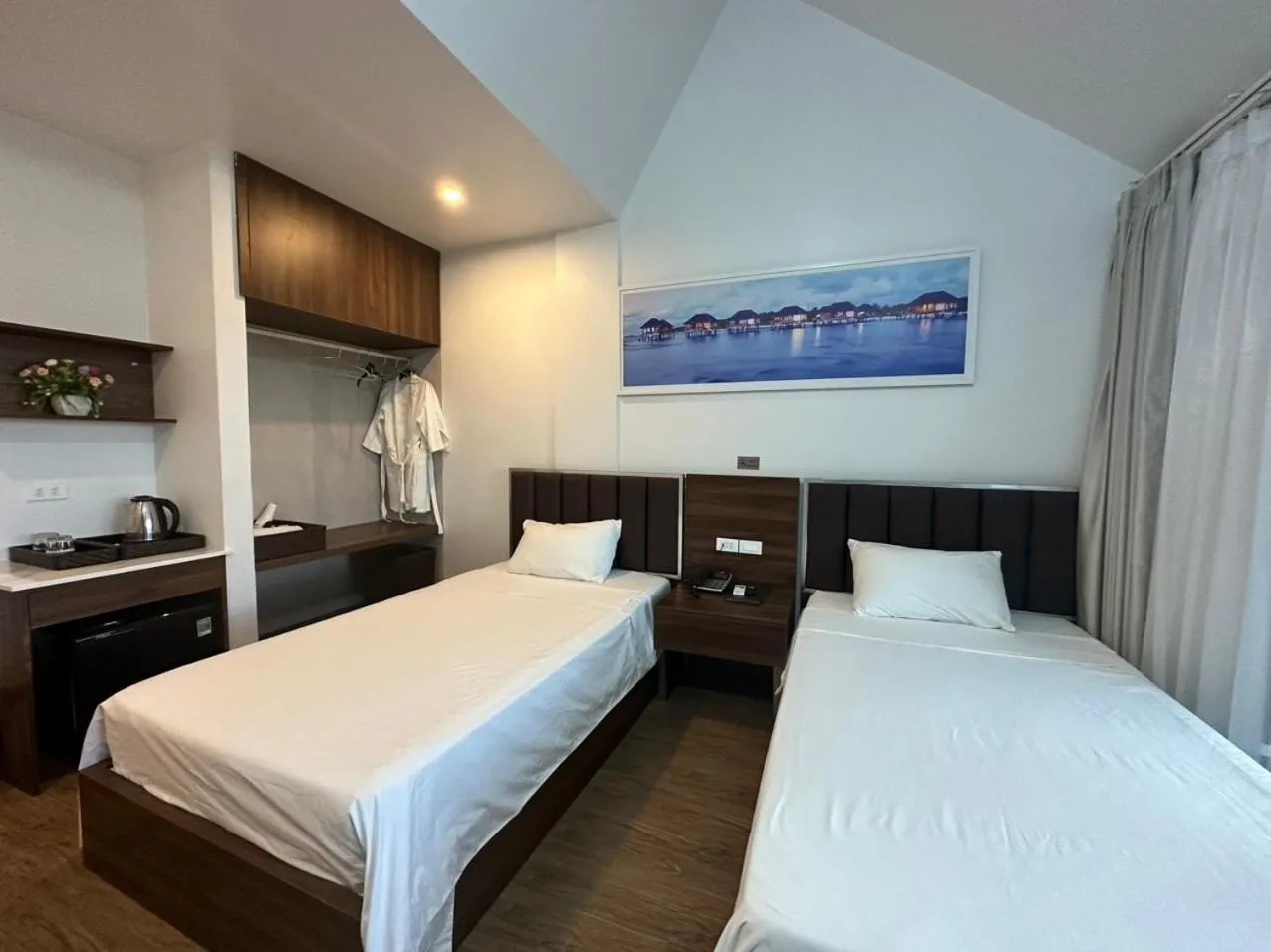 Bedroom, Bed in Capital O 1194 Bee Hotel