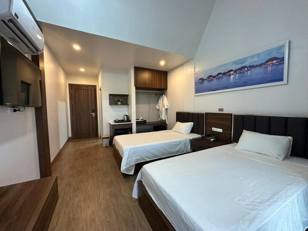 Bedroom, Bed in Capital O 1194 Bee Hotel