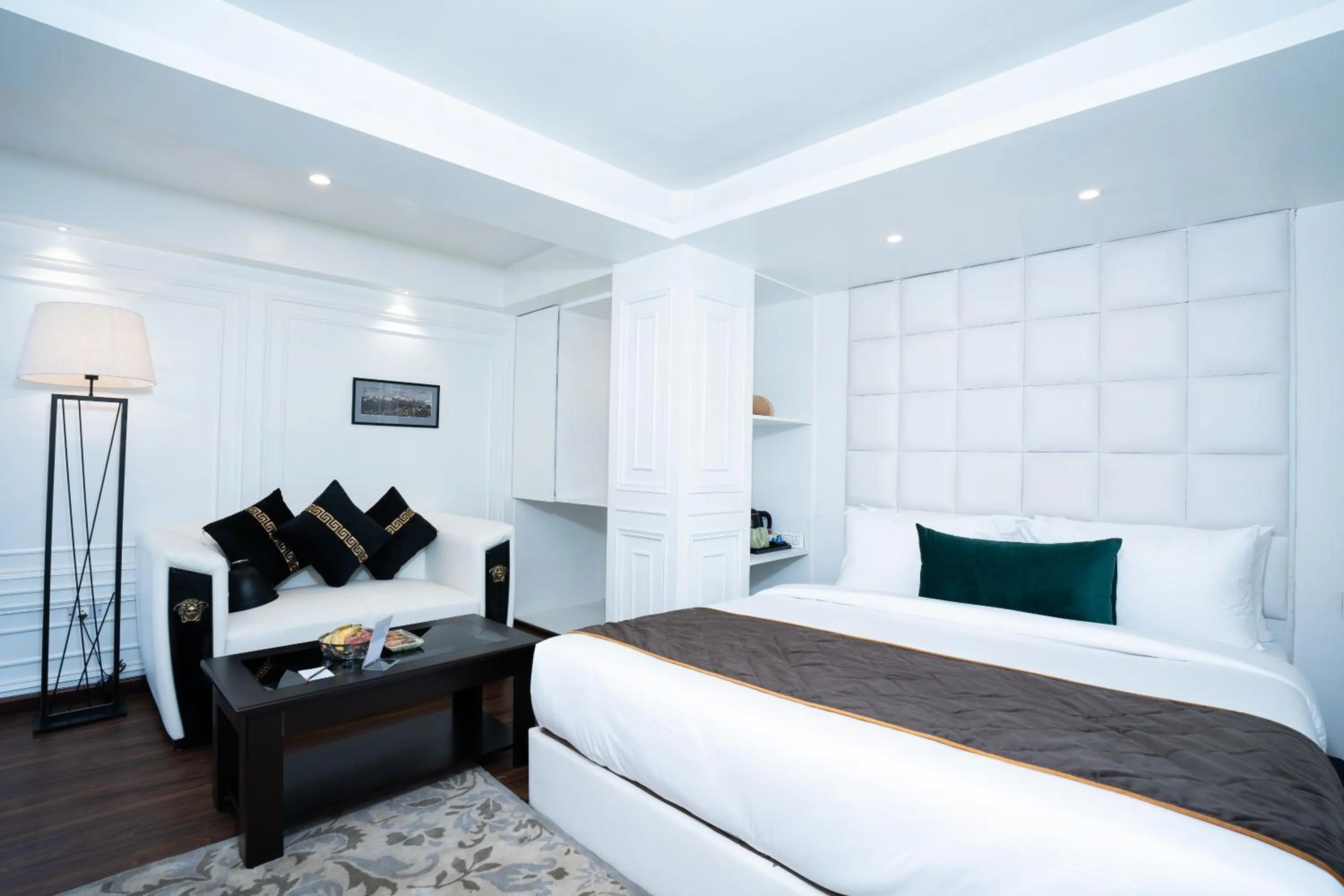 Photo of the whole room, Bed in The West Gate Posada By Summit