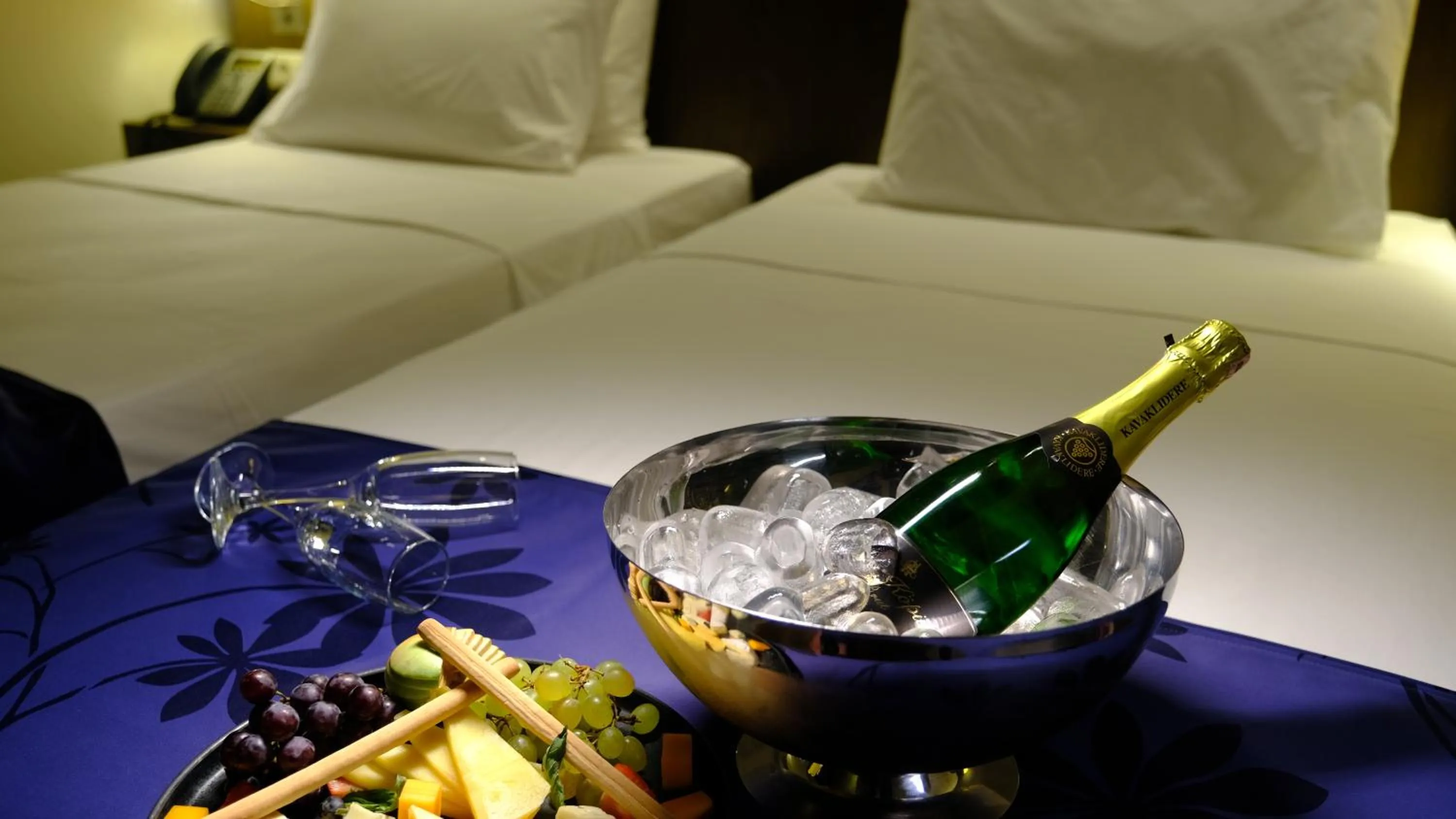 Food and drinks, Bed in FEZ INN Hotel