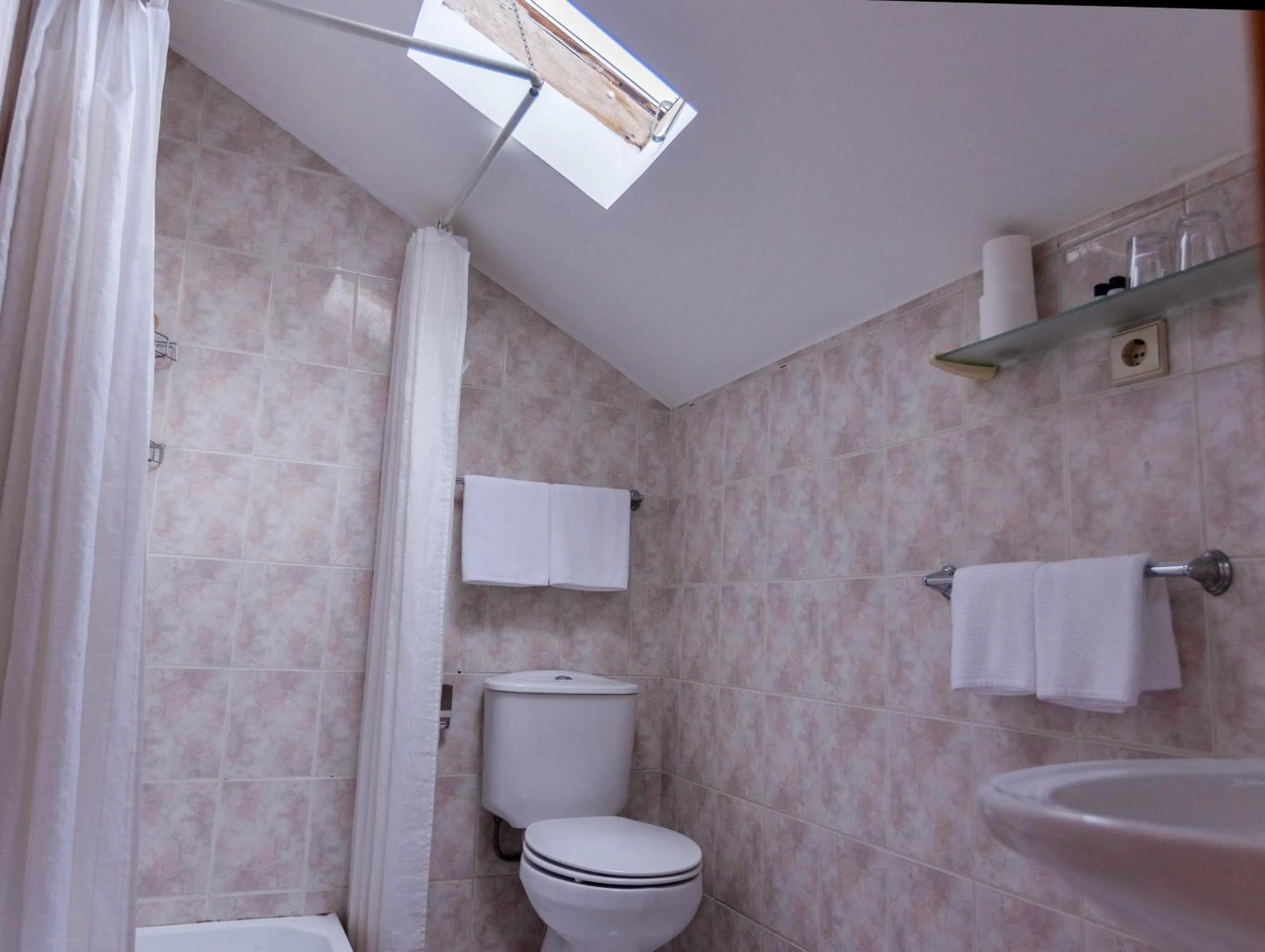 Shower in Hotel Sao Nicolau