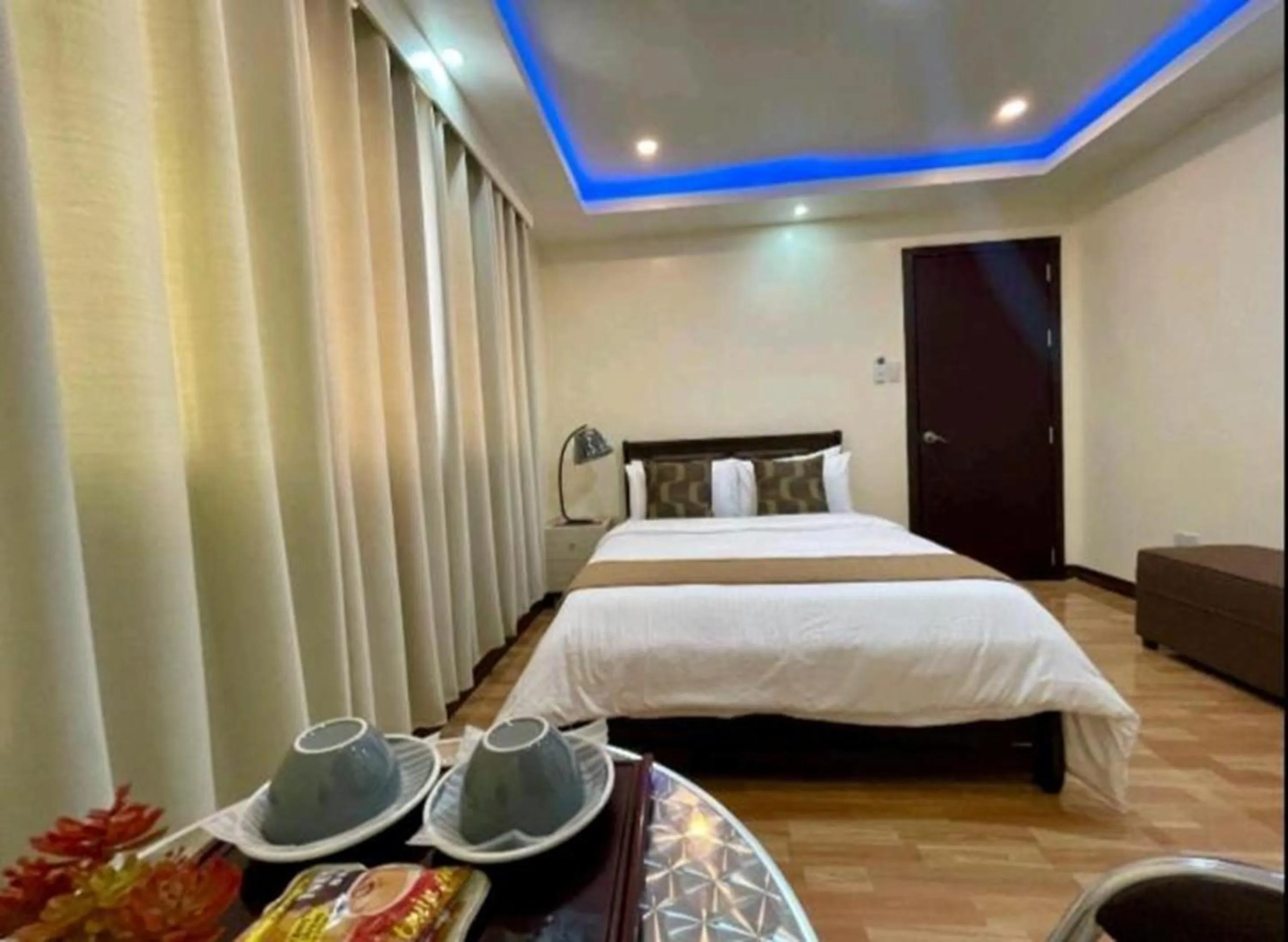 Bedroom, Bed in Hillside Hotel