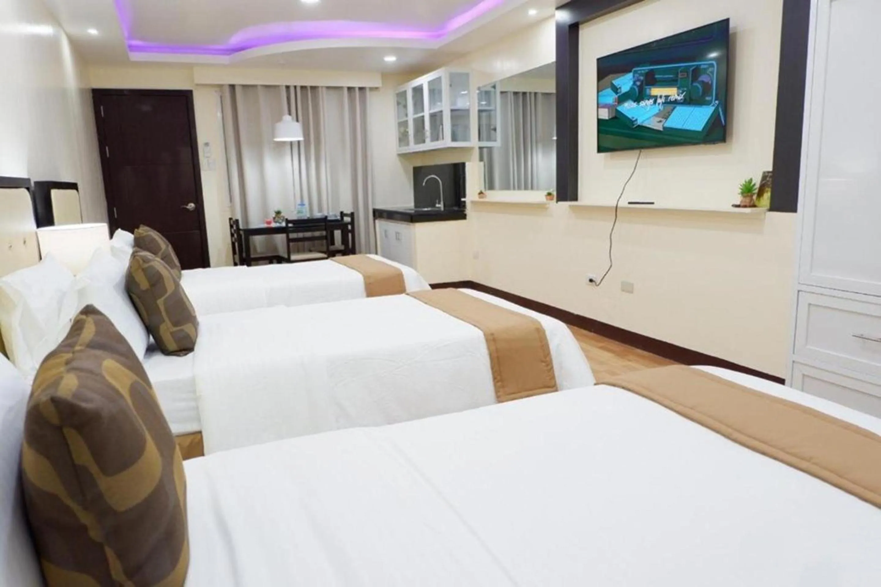 Bedroom, Bed in Hillside Hotel