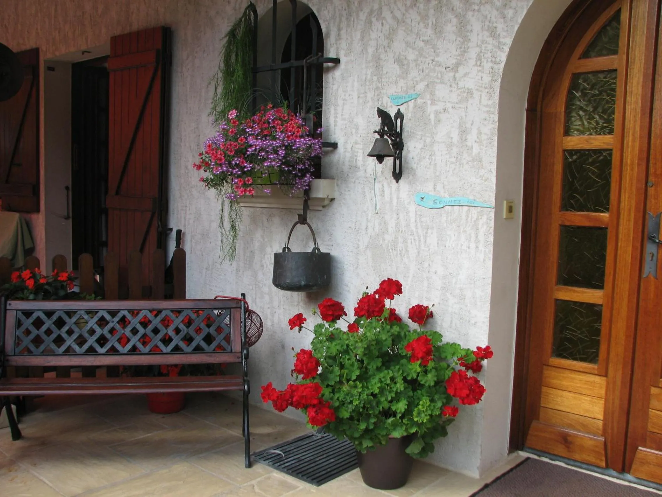 Patio in Le Pas de L'Ane Chambres d'hôtes