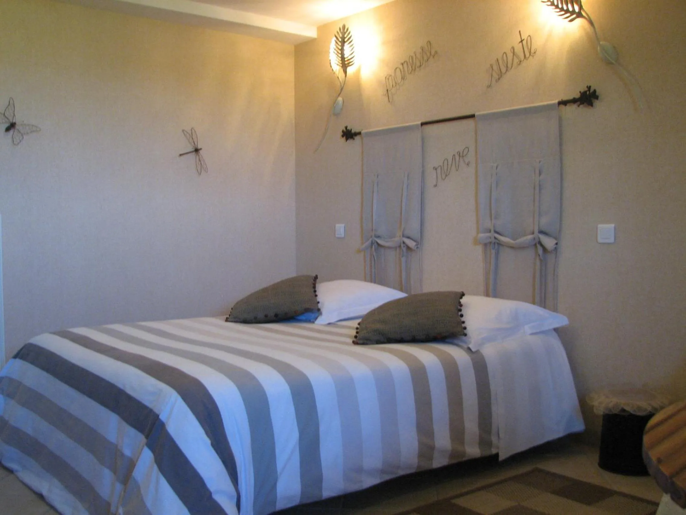 Photo of the whole room, Bed in Le Pas de L'Ane Chambres d'hôtes