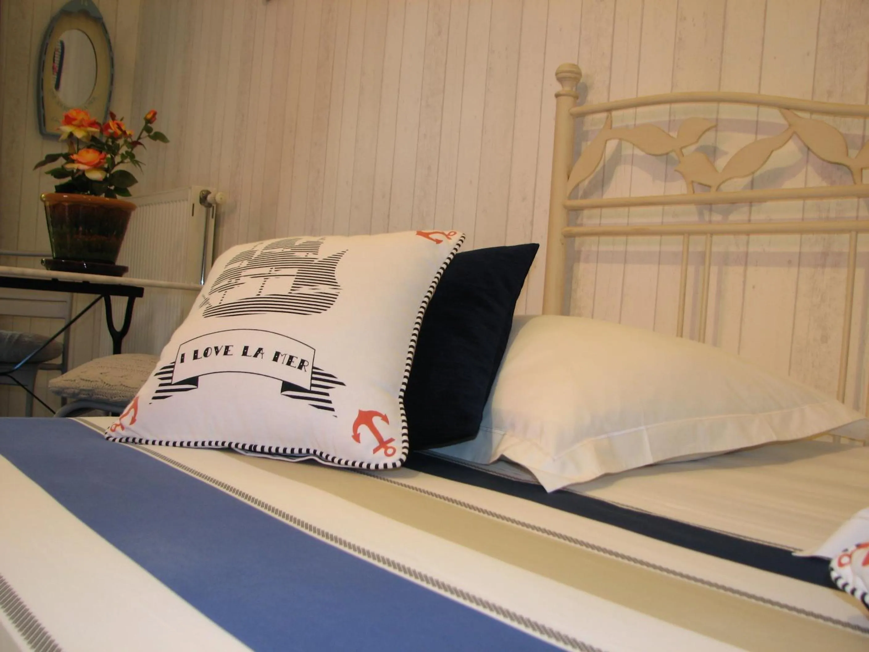 Decorative detail, Bed in Le Pas de L'Ane Chambres d'hôtes